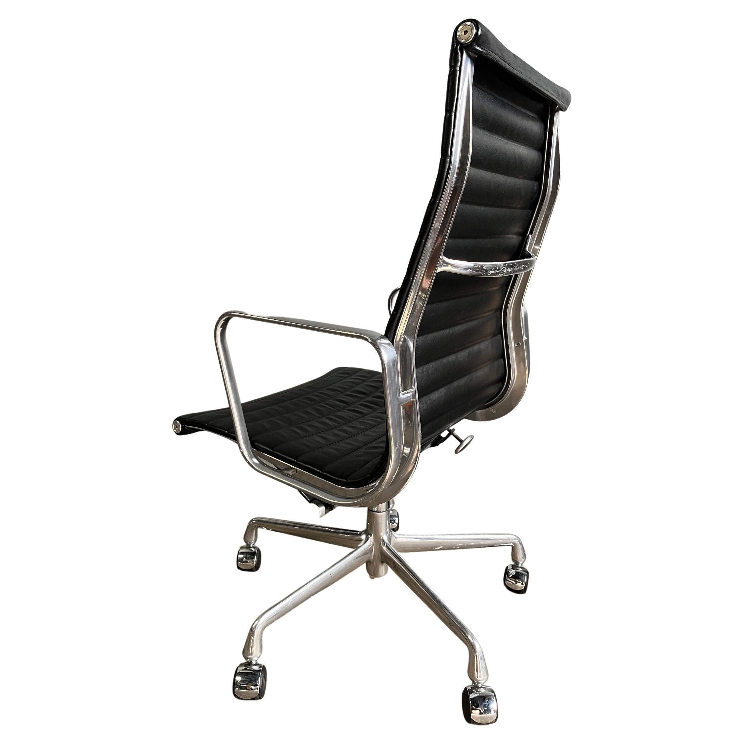 Eames fauteuils de groupe à haut dossier en aluminium du milieu du siècle dernier pour Herman Miller