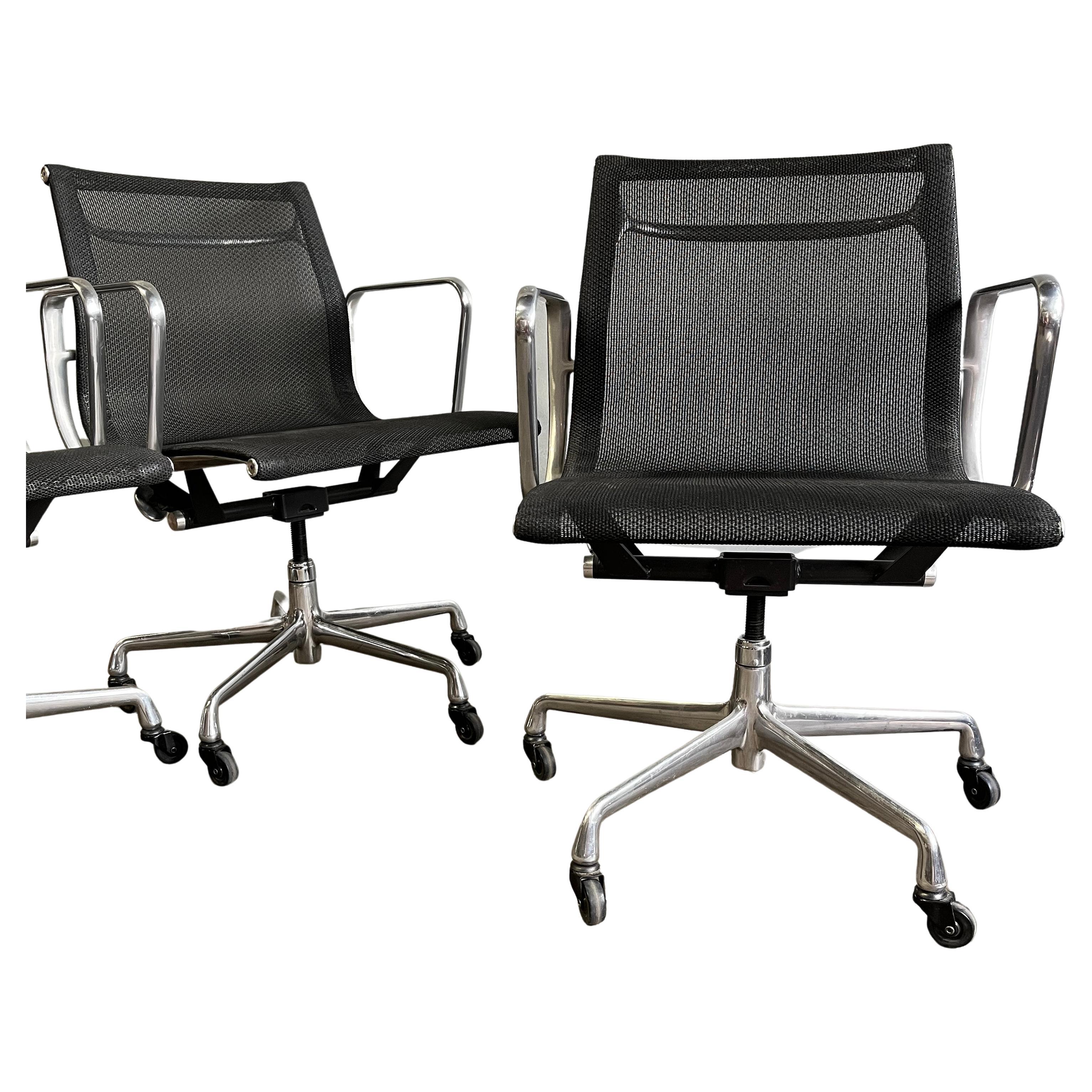 For your consideration are up to 40 Aluminium Group Management chairs in black mesh designed by Eames for Herman Miller. All in very good original condition showing minimal wear. With manual tilt and height adjustment.


Management 
Height (in):