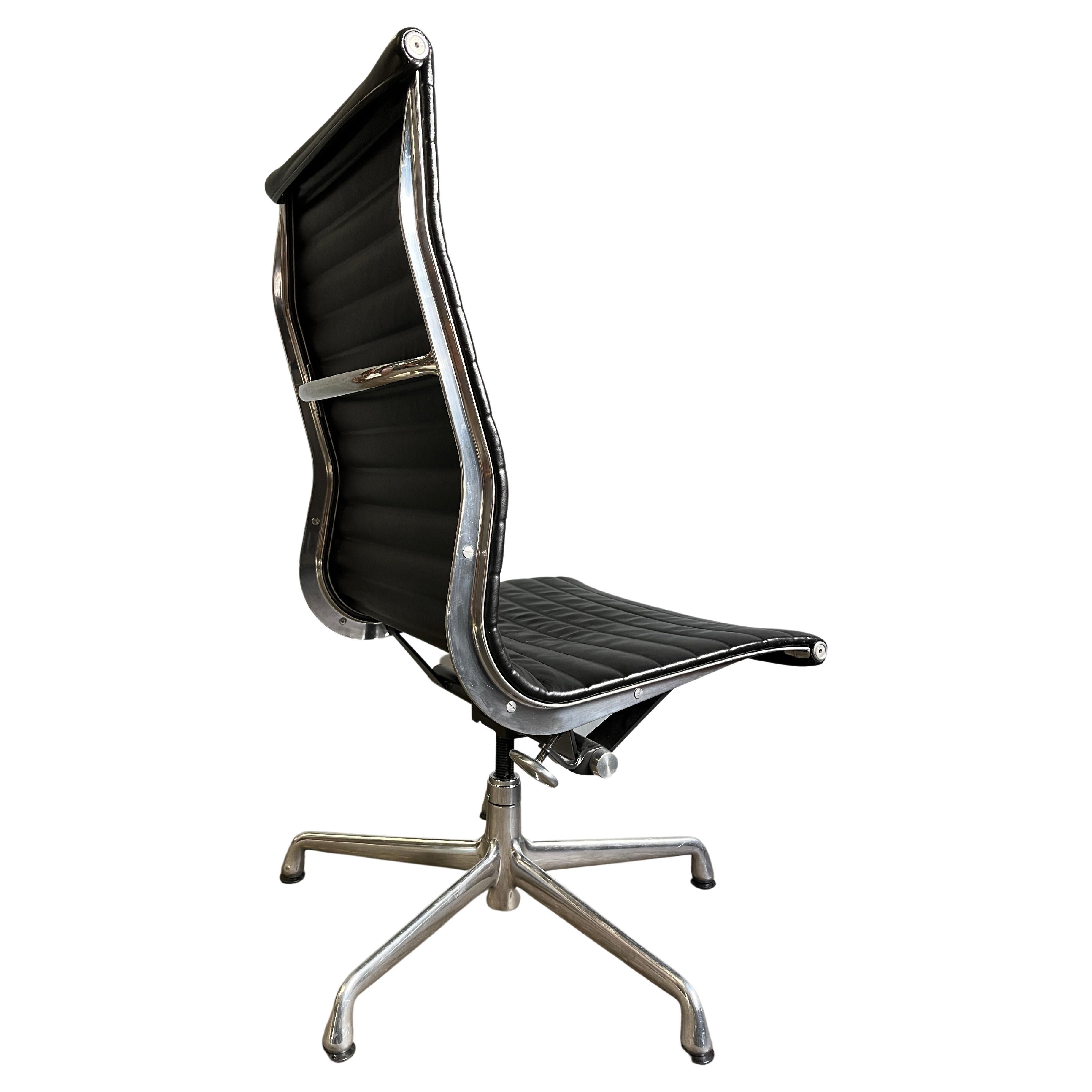 Fino a 30 sedie Eames per Herman Miller con schienale alto in pelle