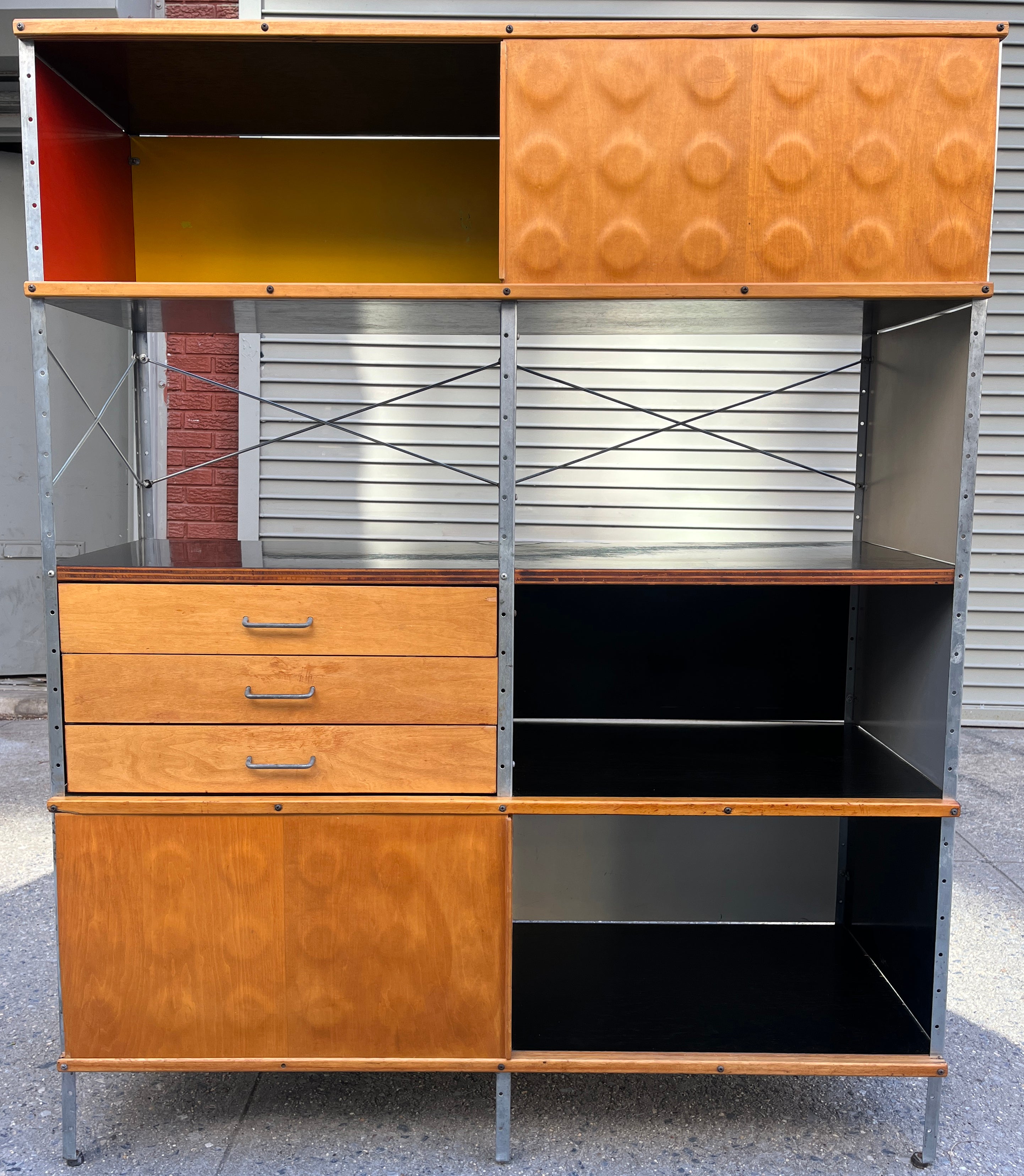 Zur Auswahl steht dieses von Charles und Ray Eames entworfene ESU 400-C für Herman Miller. Dies ist die seltenste ESU (Eames Storage Unit) aus der 1. Serie. Ein vielseitiges Möbelstück, das einen wunderbaren Schrank, ein Bücherregal und eine