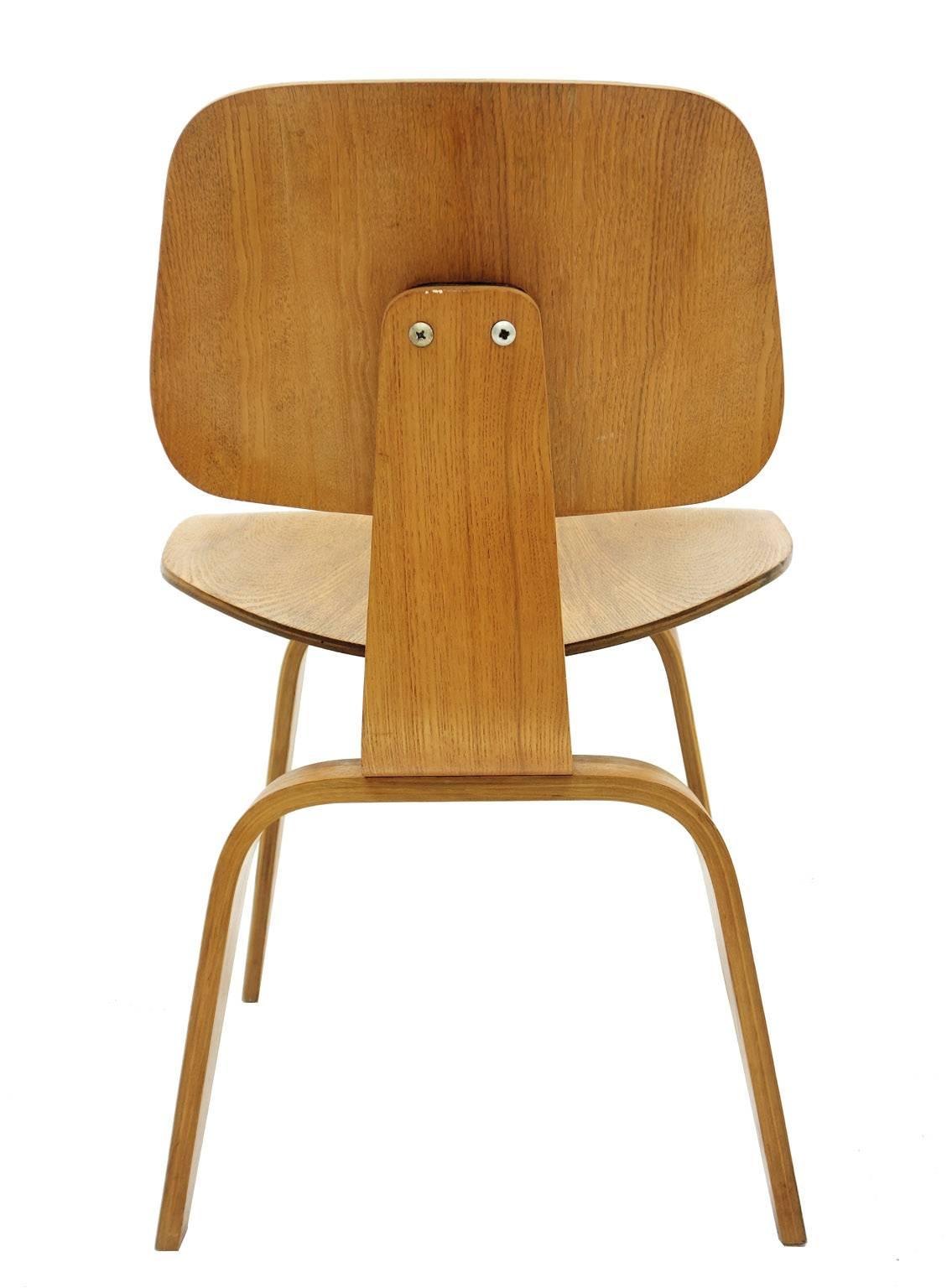eames dcw chair