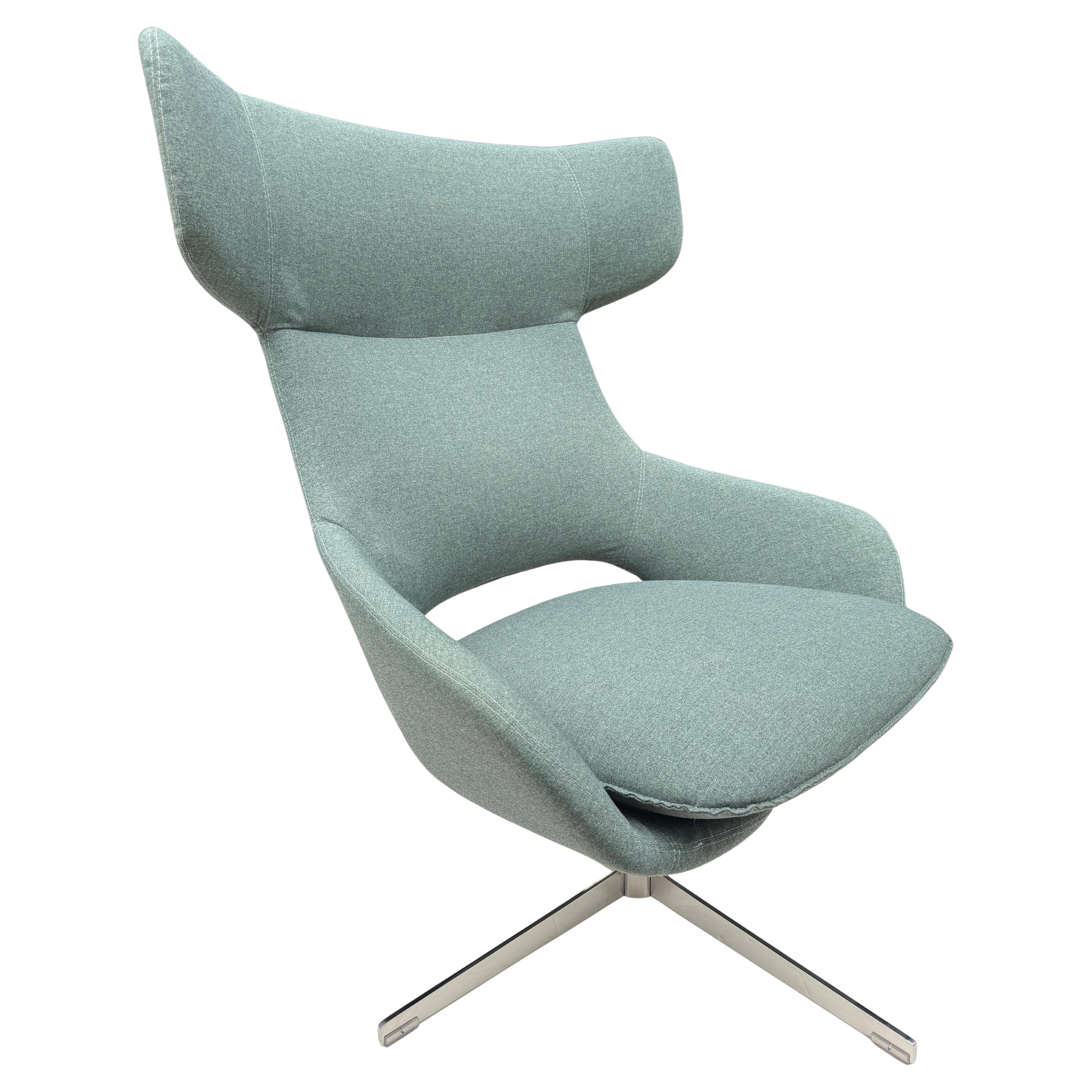  Sedia lounge con schienale alto a dorso d'ala del designer francese Patrick Norguet prodotta dal marchio di design olandese Artifort. In condizioni quasi perfette. Base cromata pesante e girevole.