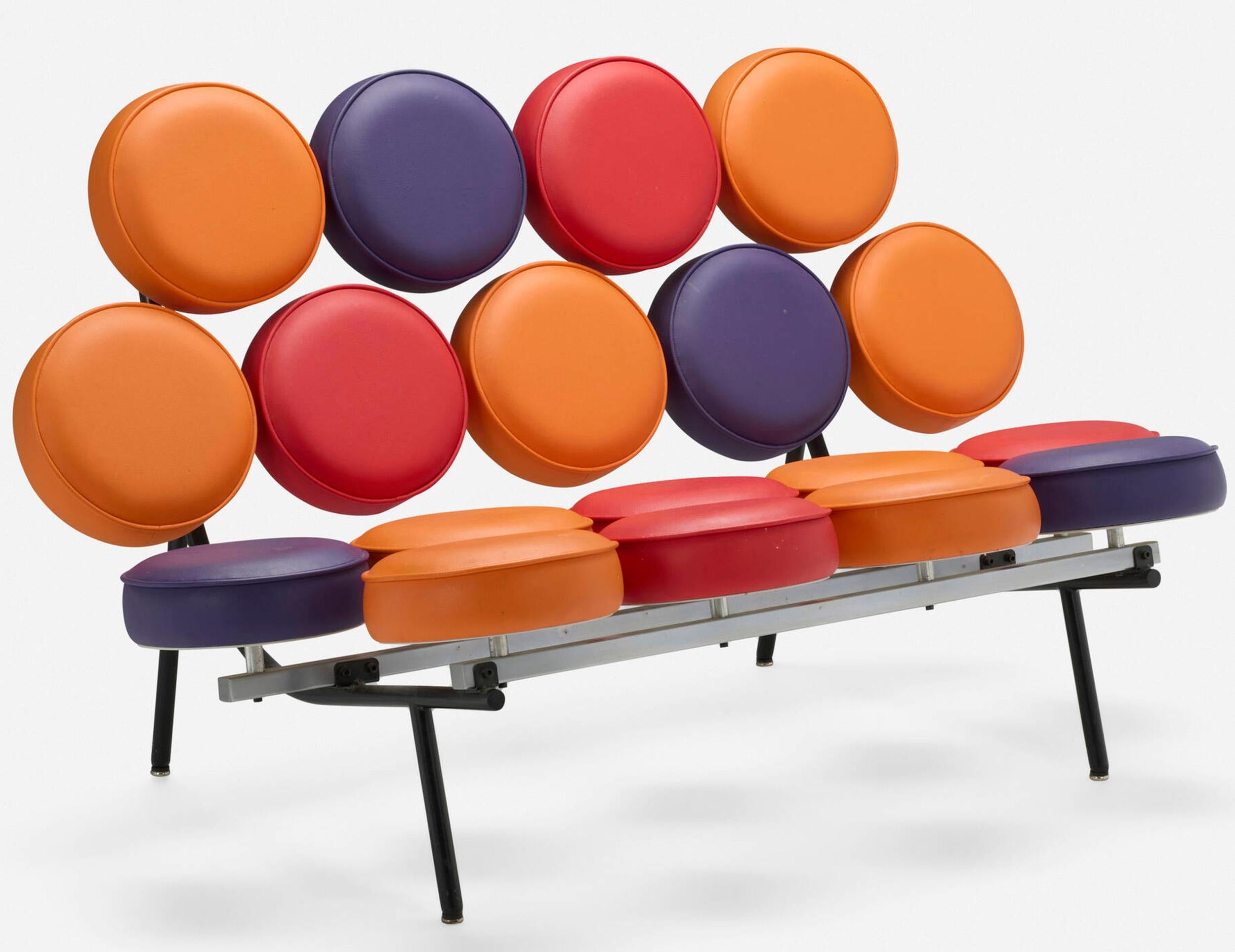 George Nelson Office - Canapé en guimauve à édition limitée
Conçu par Irving Harper pour le bureau de George Nelson, ce canapé Marshmallow multicolore est une pièce en édition limitée fabriquée par Herman Miller et n'est plus en production. L'un des