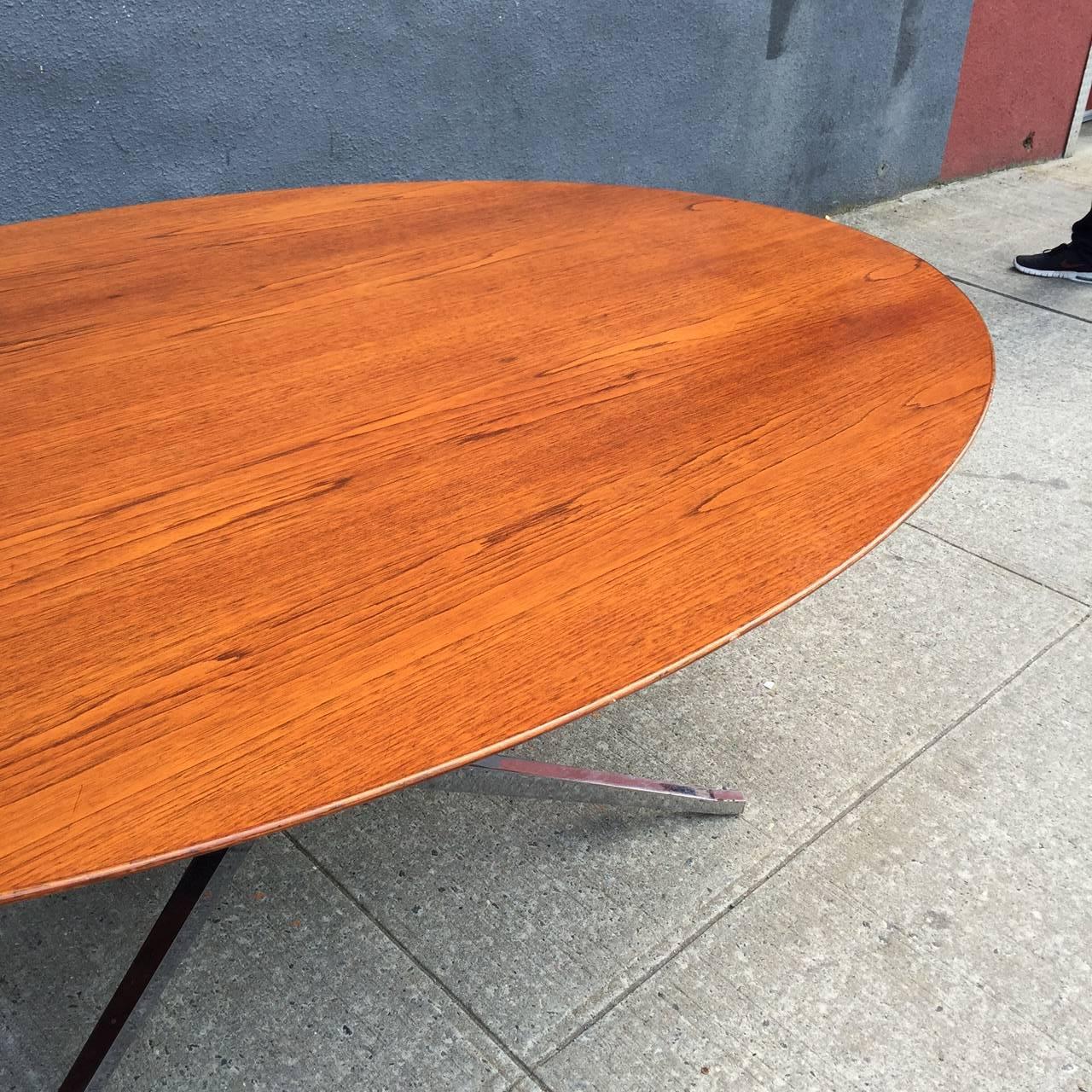 Florence Knoll Oval Table Desk in Brazilian Rosewood In Good Condition In BROOKLYN, NY