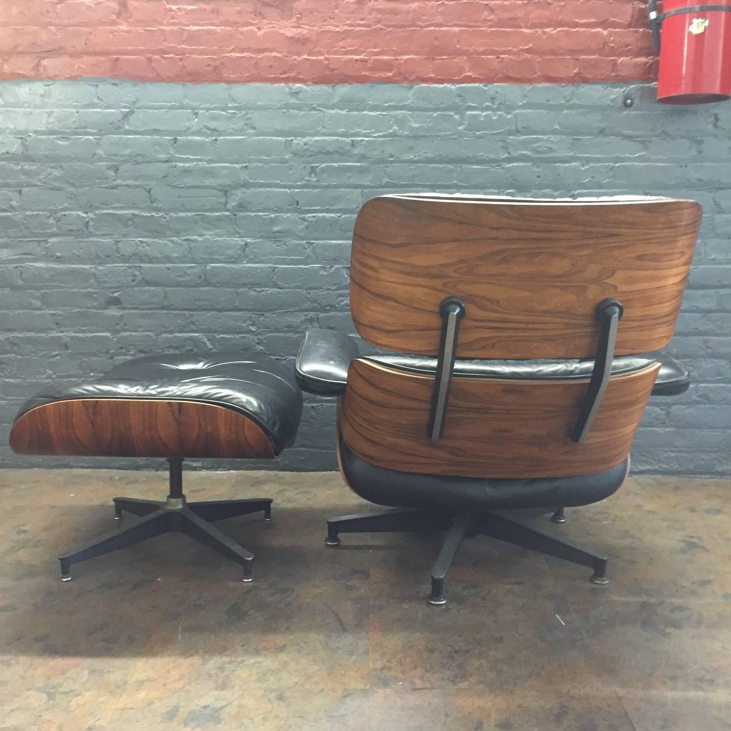 Hello collectors! 

Up for sale is an authentic Herman Miller Eames lounge chair in the coveted Brazilian rosewood. This is a very special example of this iconic Mid-Century Modern chair. The Brazilian Rosewood shells discontinued decades ago due