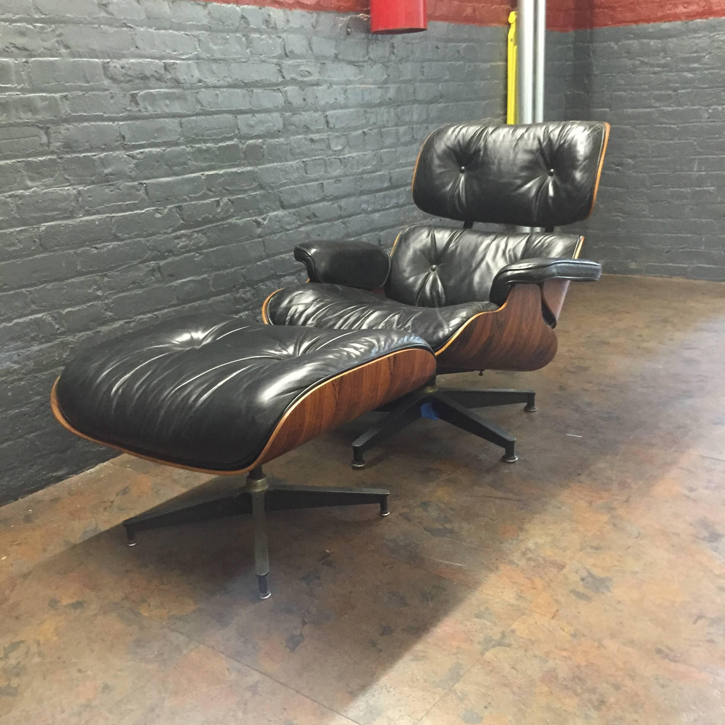 Eames Lounge Chair in Striking Brazilian Rosewood, Authentic Herman Miller In Good Condition In BROOKLYN, NY