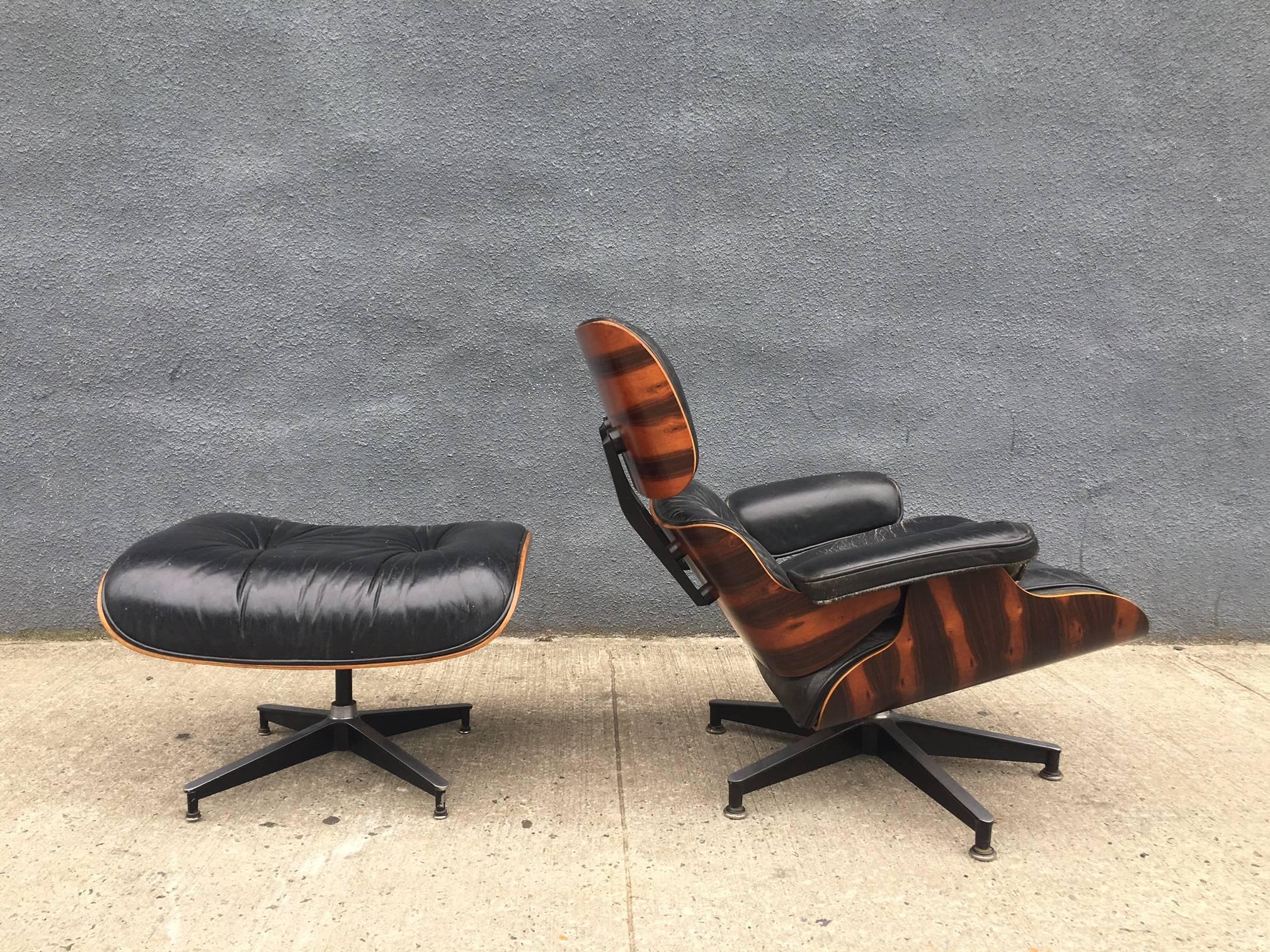 Hello collectors!

Up for sale is an authentic Herman Miller Eames lounge chair and ottoman in the coveted Brazilian rosewood. This is a very special example of this iconic Mid-Century Modern chair. The Brazilian rosewood shells — discontinued