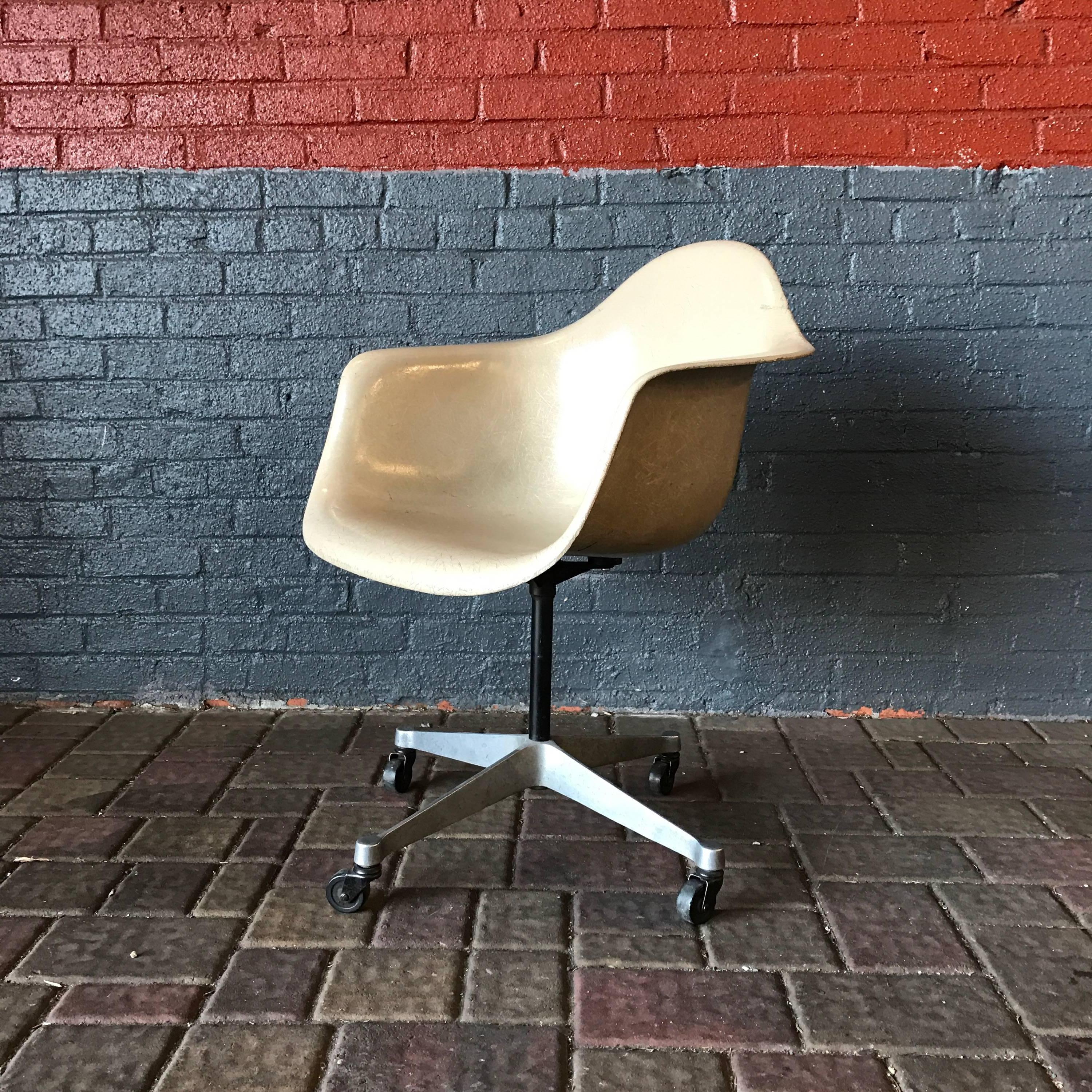 Wow! For your consideration is a rare Eames fiberglass rolling chair. This icon of Mid-Century Modern design was produced in the 1950s by Summit Plastics for Herman Miller. The rolling contract base is hard to find, and a great addition to any home