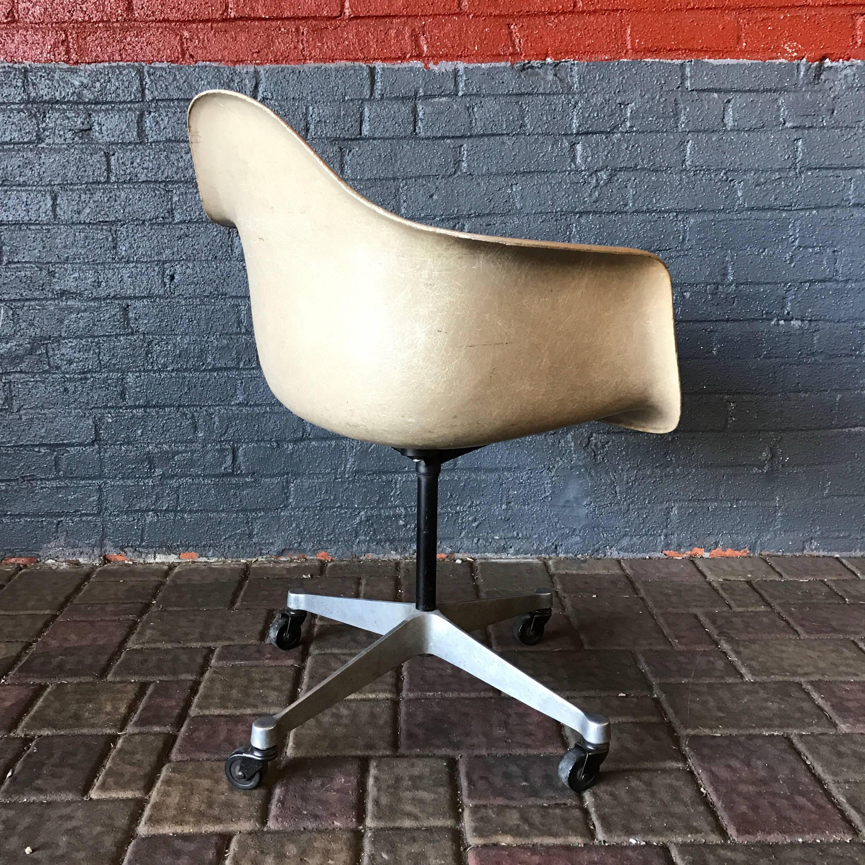 Mid-Century Modern Eames for Herman Miller Armchair on Rare Rolling DAT Base