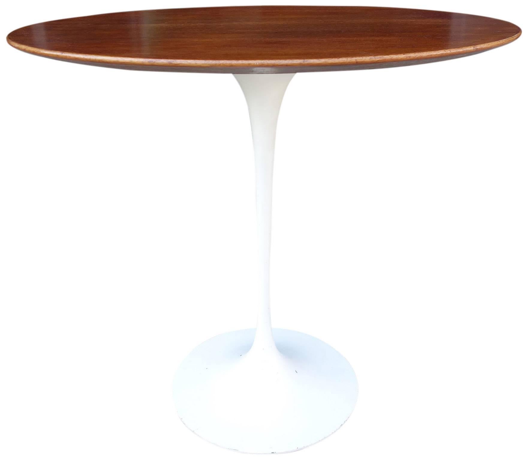 Wonderful condition Mid-Century side or end table by Saarinen for Knoll. Walnut top on white enameled base.

Early example.