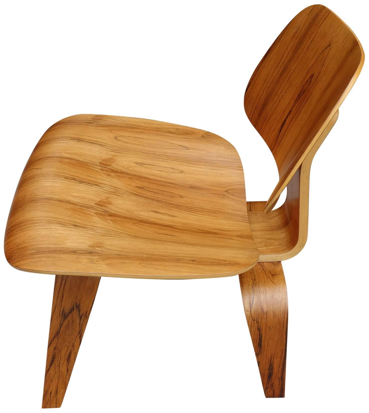 Only 500 chairs were made from old stock Brazilian rosewood to commemorate the LCW's anniversary. Special steps had to be taken to use this rosewood type (not palisander) as its now a protected species. There are only a handful of original LCW