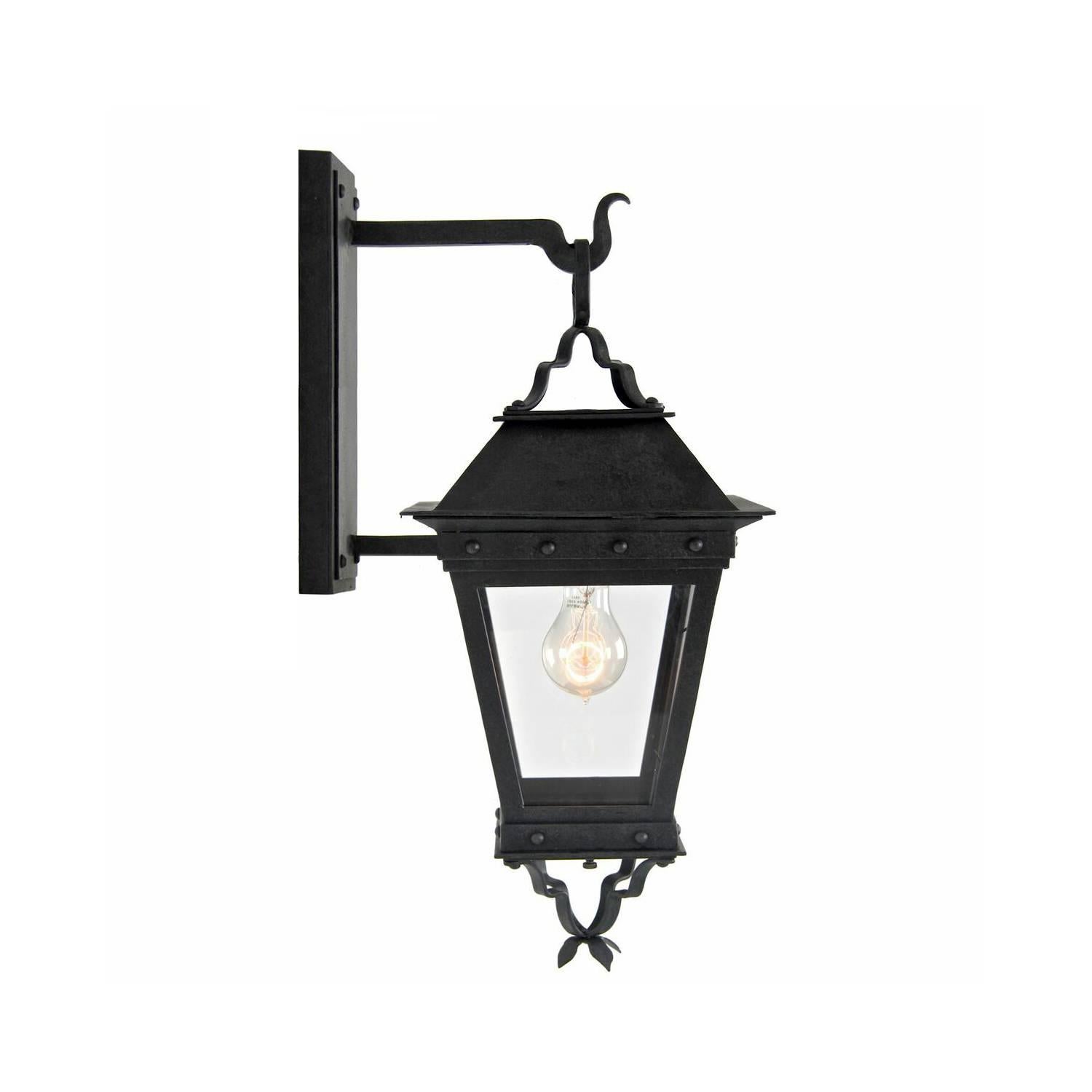 El Presidio Real de Santa Barbara is one of California's oldest structures, built by the Spanish in 1782 as a military outpost, and serves as inspiration for this lantern. This lantern features a familiar silhouette with a tapered cage, subtle