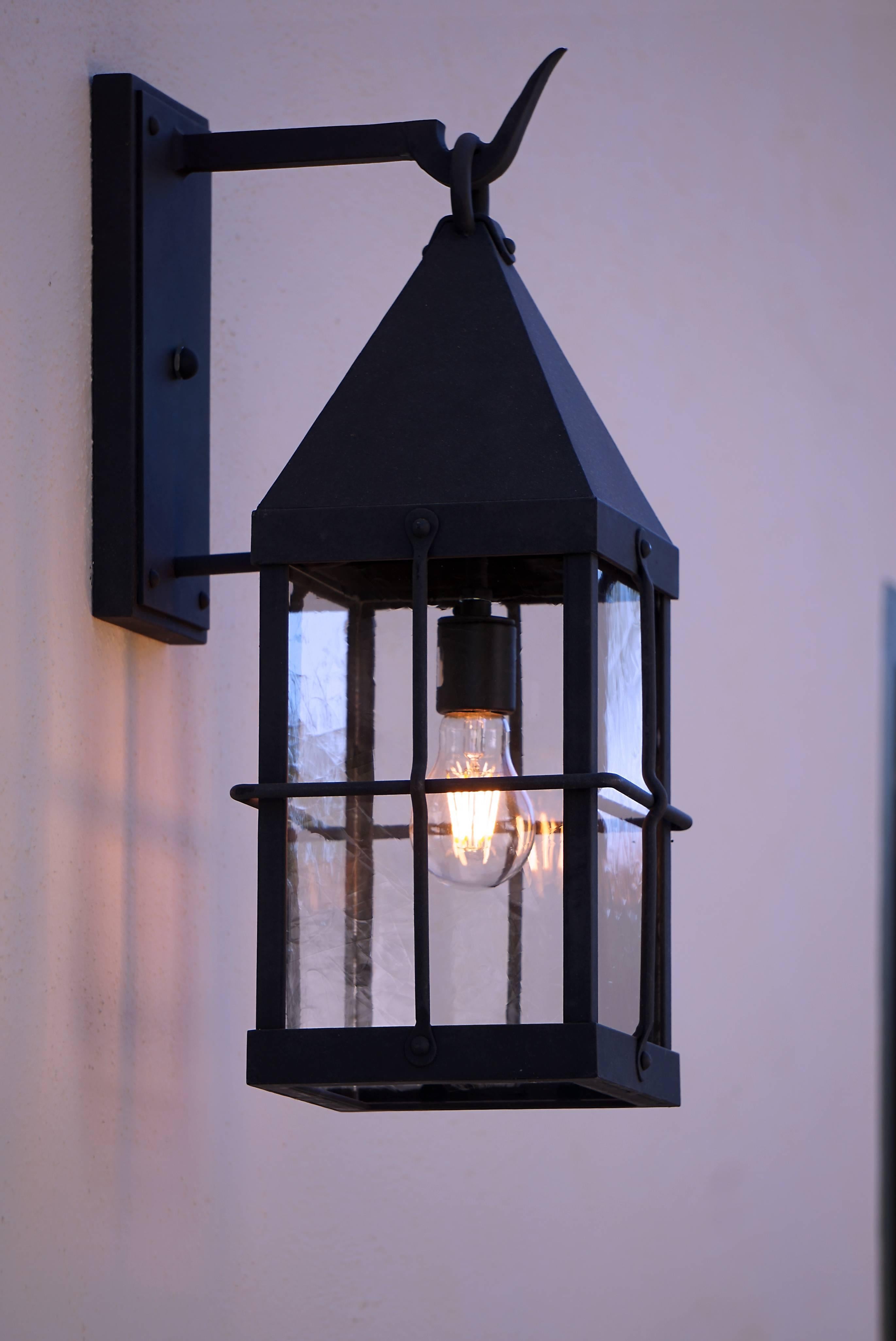 Farol de Exterior de Inspiración Antigua Colonial Americana, Gris Siglo XXI y contemporáneo en venta