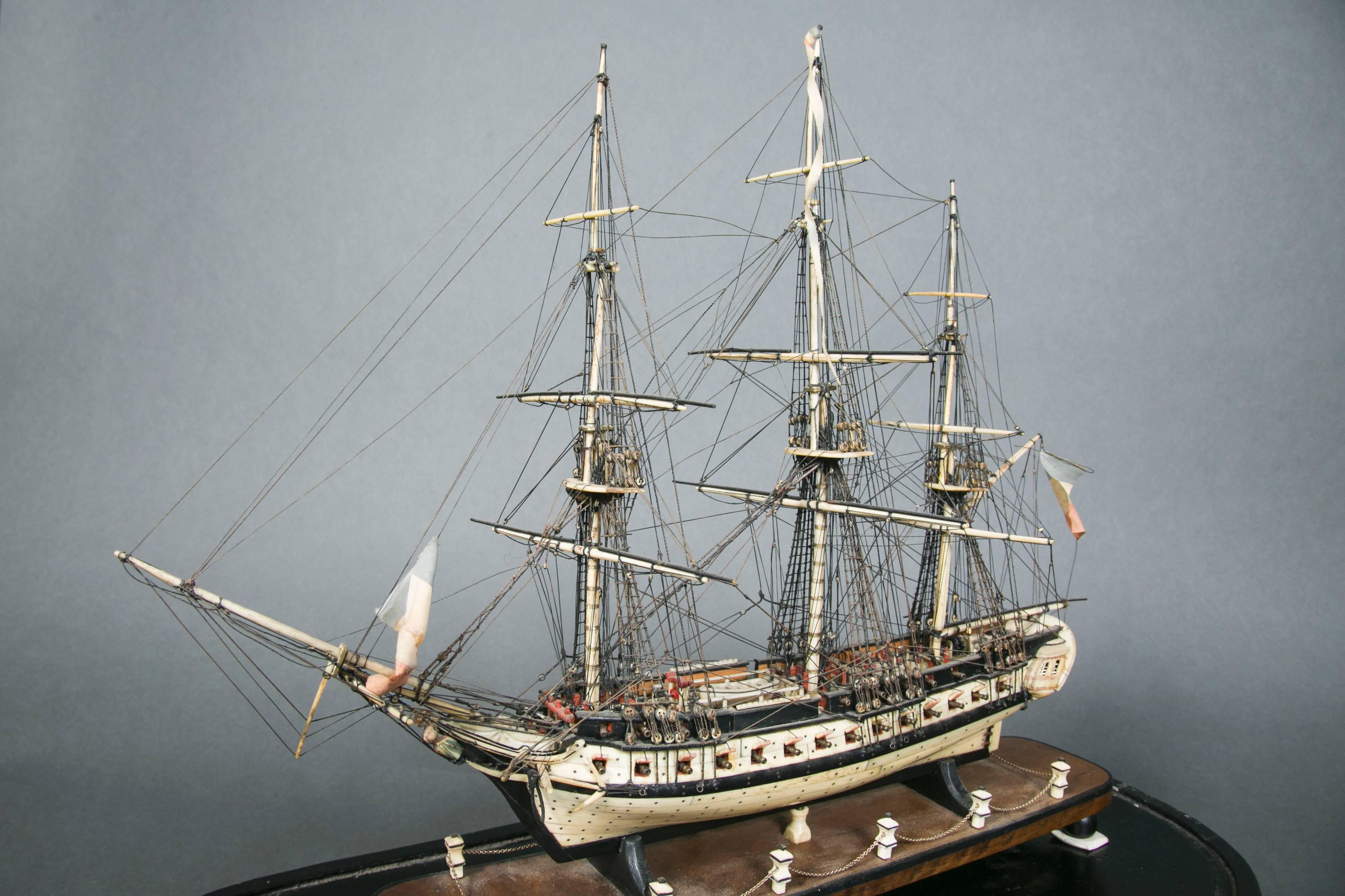 Outstanding Vessel Model under Glass, Early 19th Century In Excellent Condition For Sale In Saint-Ouen, FR