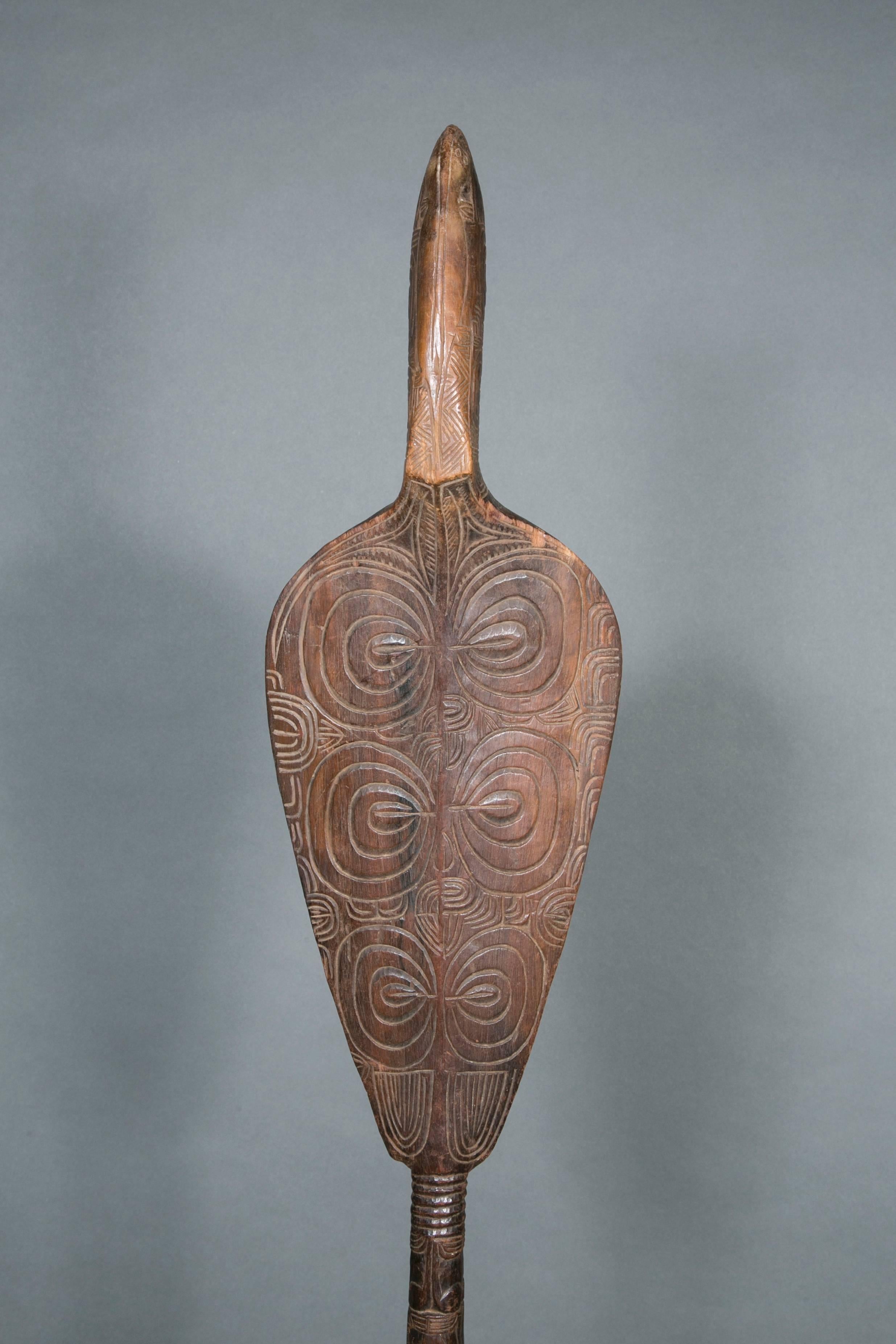 Rare rudder-paddle Kape Kape, in fully carved wood, with Upoko peak (head), Kopu shovel (trunk) carved on both sides and Kee handle.
The top is decorated with two tiki assembled back to back. According to A. Meyer (L’Art des Iles Marquises, Musée