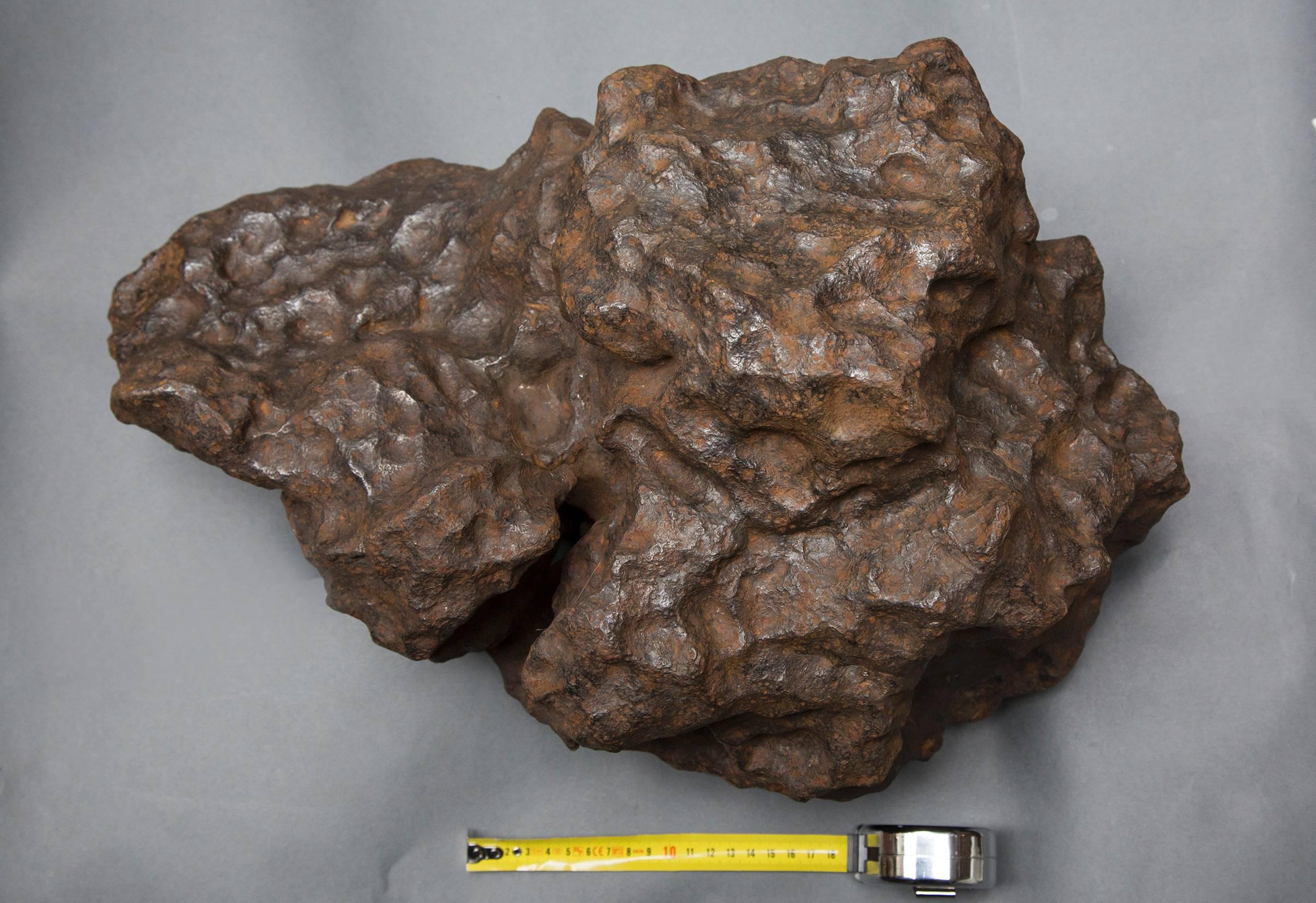 Gigantic 176 kilos siderite meteorite, octahedrite classified IAB.
Meteorites known as Campo del Cielo are composed almost exclusively of iron and nickel.
Campo del Cielo is a group of meteorites found in Argentina. Covering an area of tens of