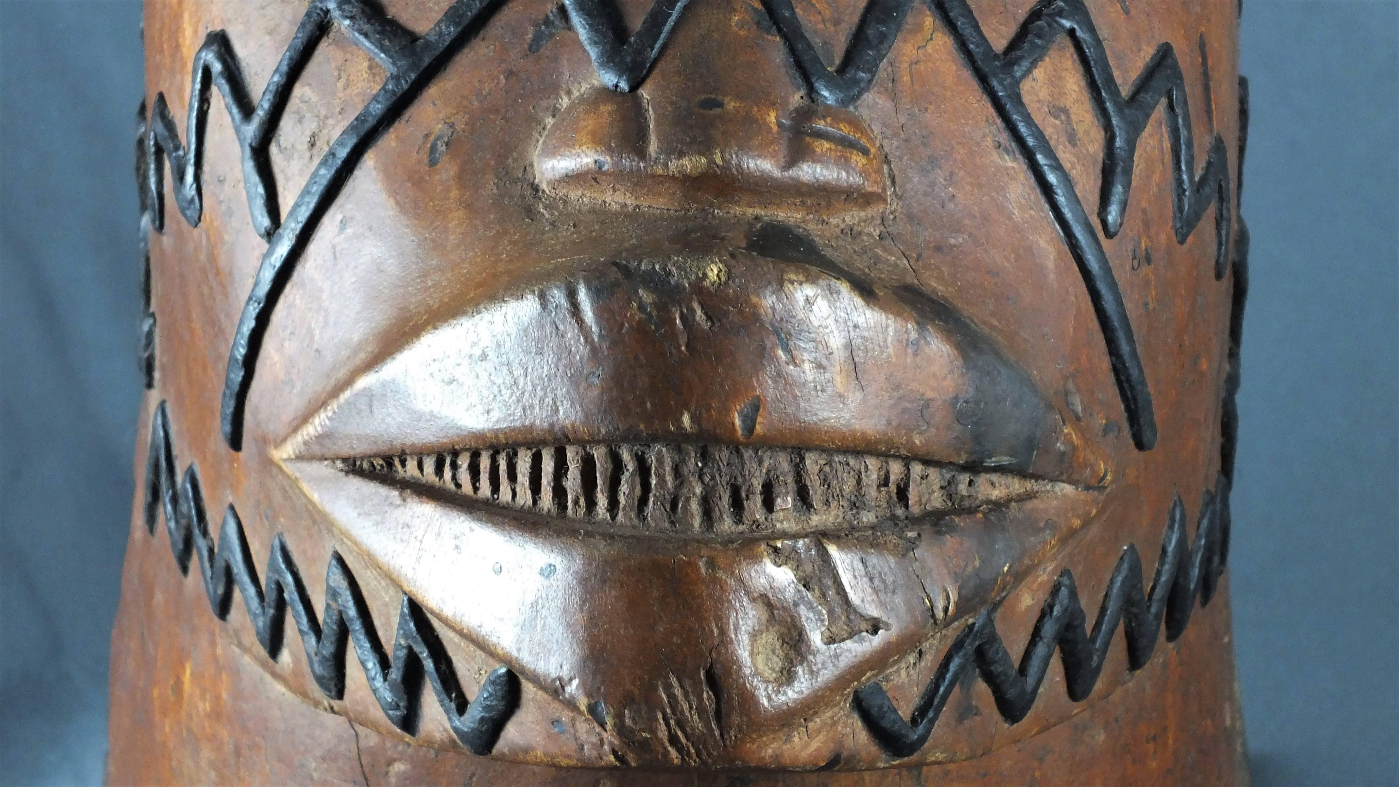 Makonde Mask, Tanzania East Africa, Early 20th Century In Good Condition For Sale In Saint-Ouen, FR