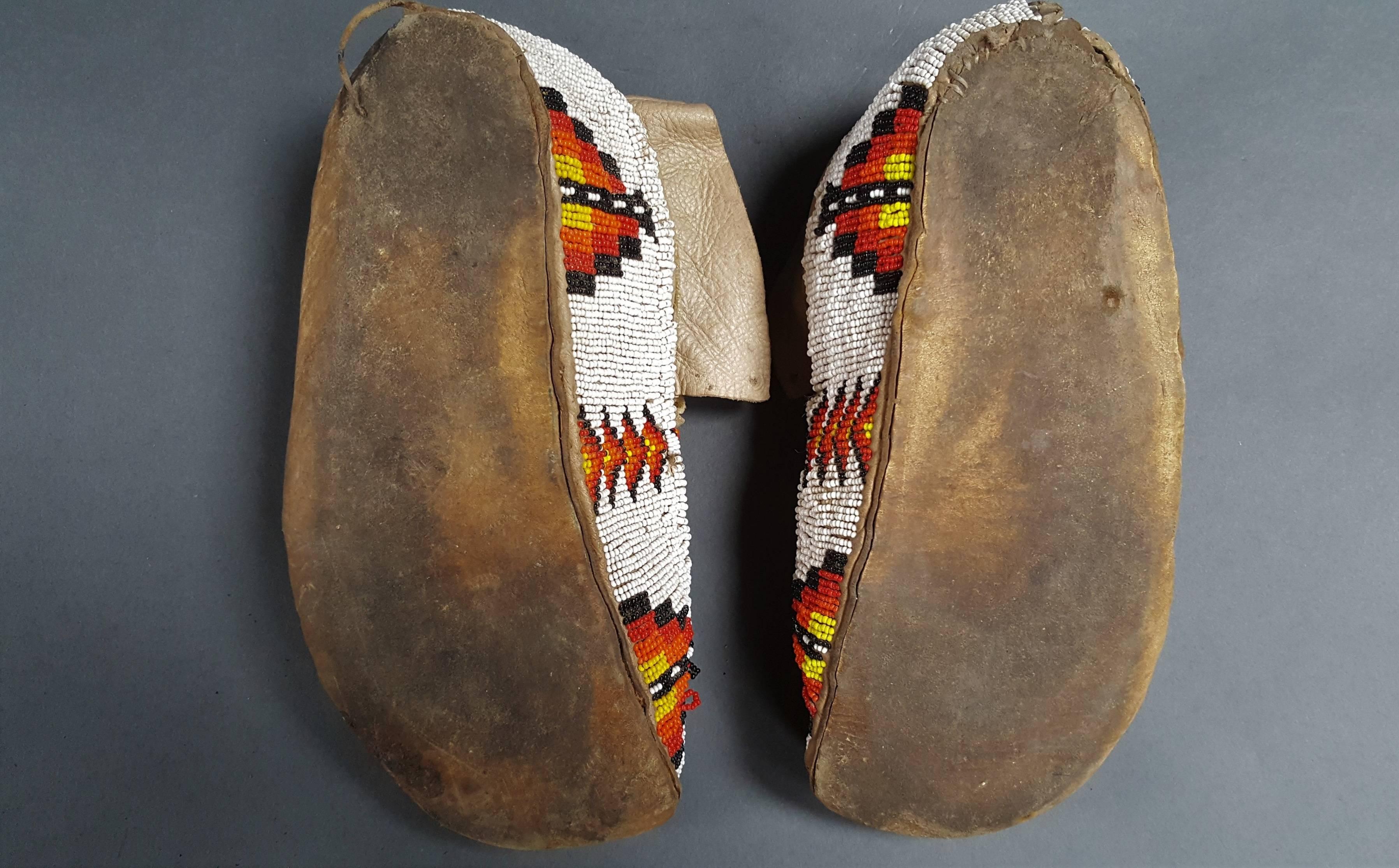 Pair of Plains Indians Moccasins, USA, Early 20th Century In Excellent Condition For Sale In Saint-Ouen, FR