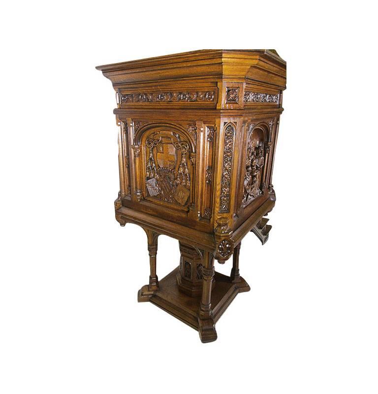Fine Italian 19th Century Gothic Style Oak Carved Figural Church Pulpit Podium  In Good Condition In Los Angeles, CA