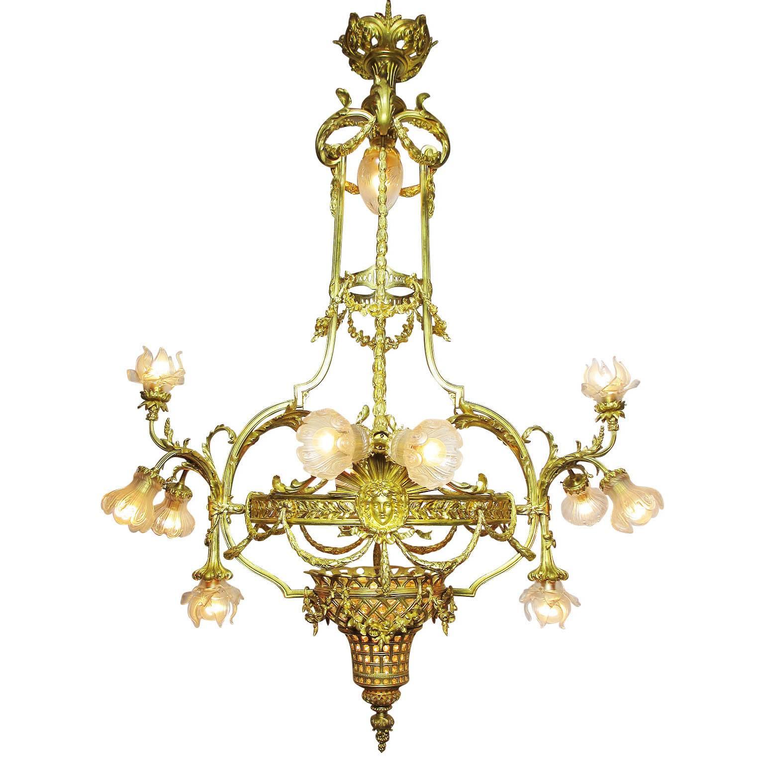 Palastlicher französischer Orante-Kronleuchter aus vergoldeter Bronze im Louis XIV.-Stil des 19./20. Jahrhunderts  im Angebot