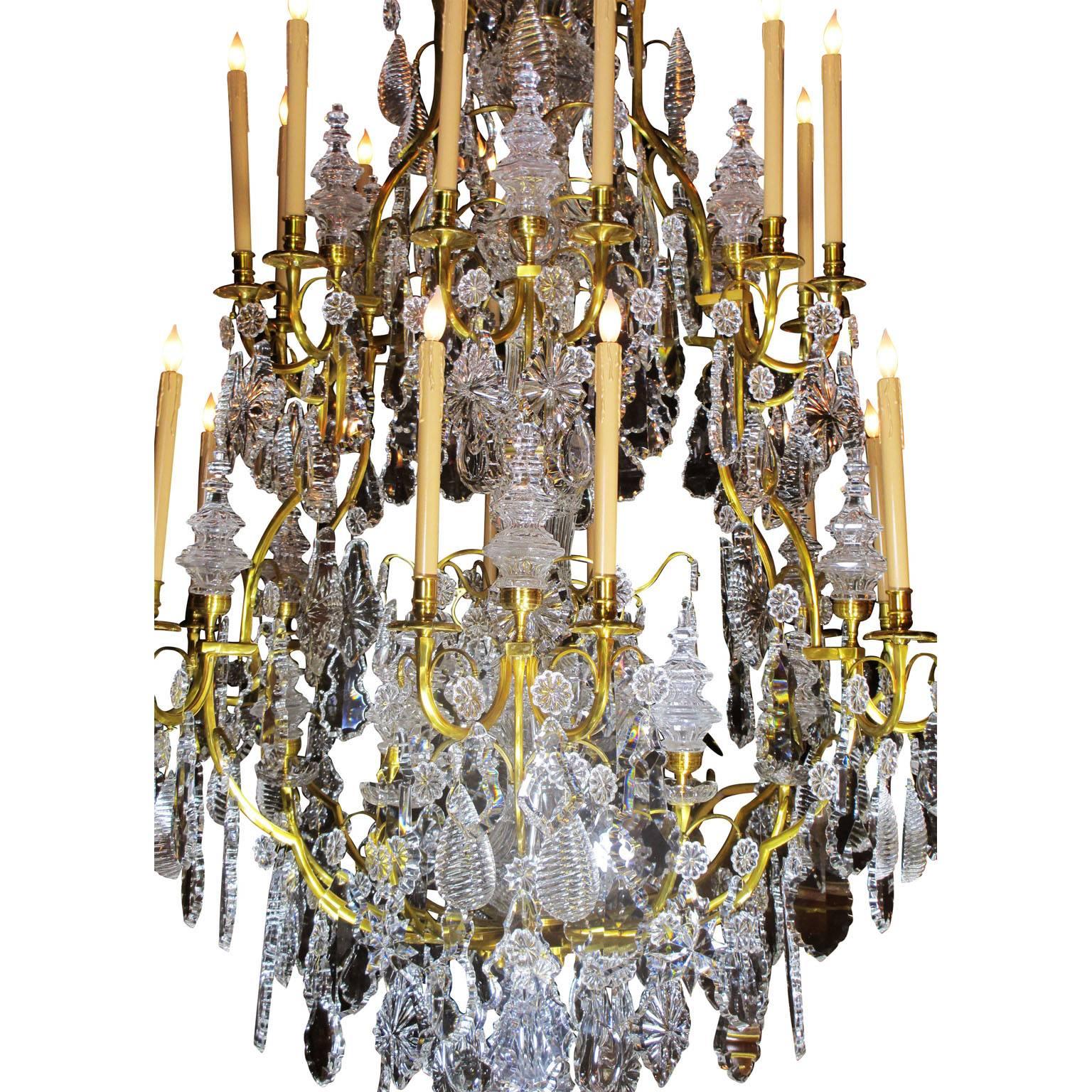 Français Lustre à vingt-quatre lumières de style Louis XV en bronze doré et verre taillé en vente