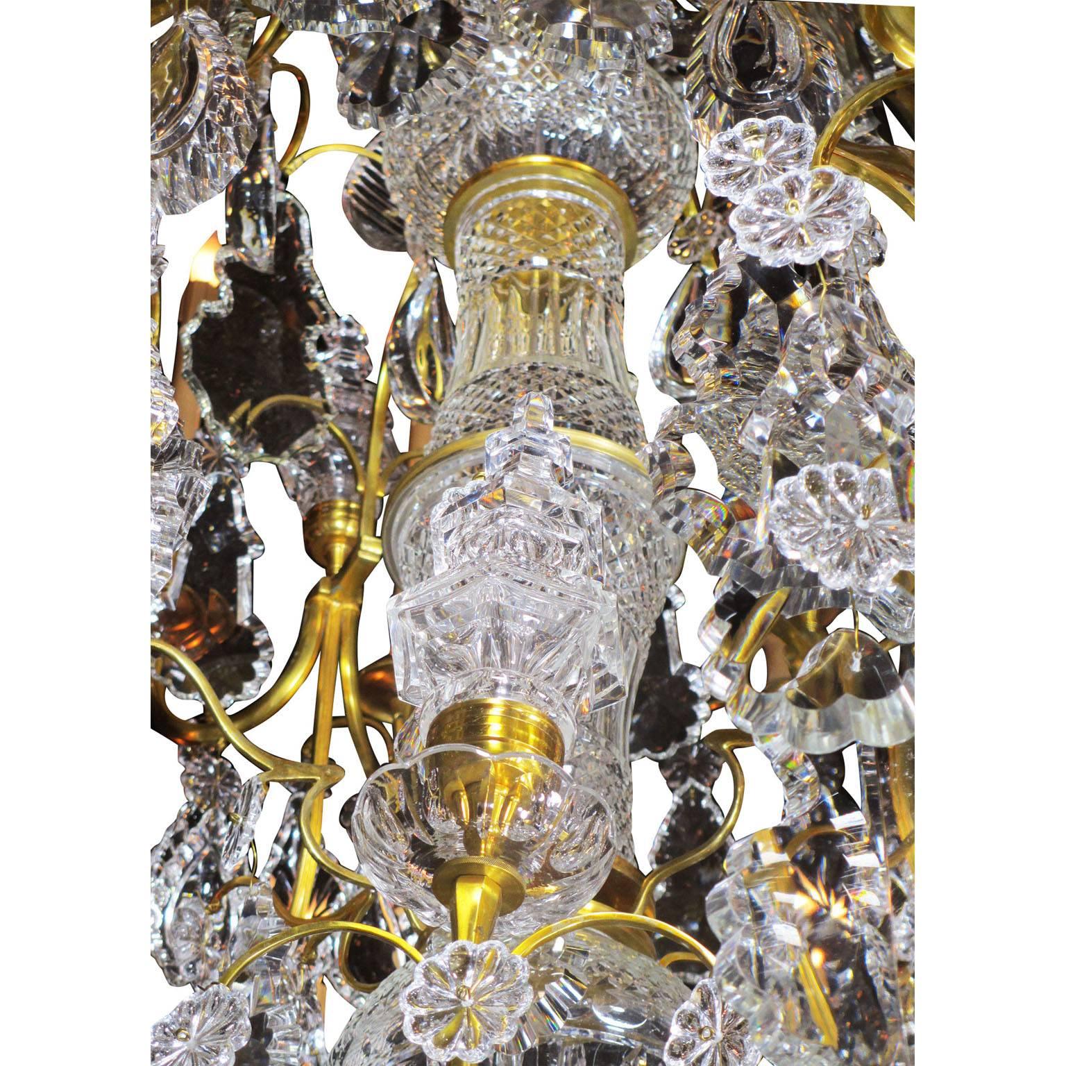 Lustre à vingt-quatre lumières de style Louis XV en bronze doré et verre taillé Bon état - En vente à Los Angeles, CA