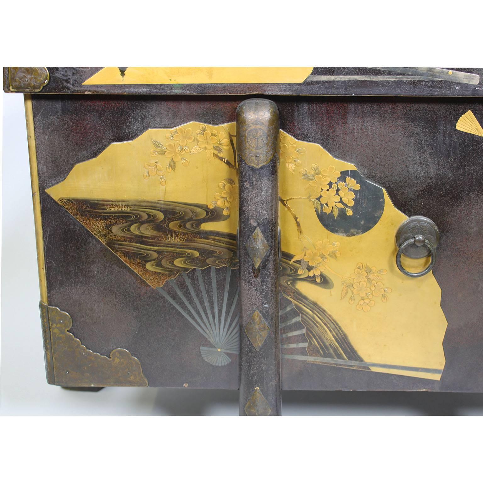 Fine Japanese Meiji Period Lacquered Karabitsu Trunk Hiramakie and Nashiji Gilt In Fair Condition In Los Angeles, CA