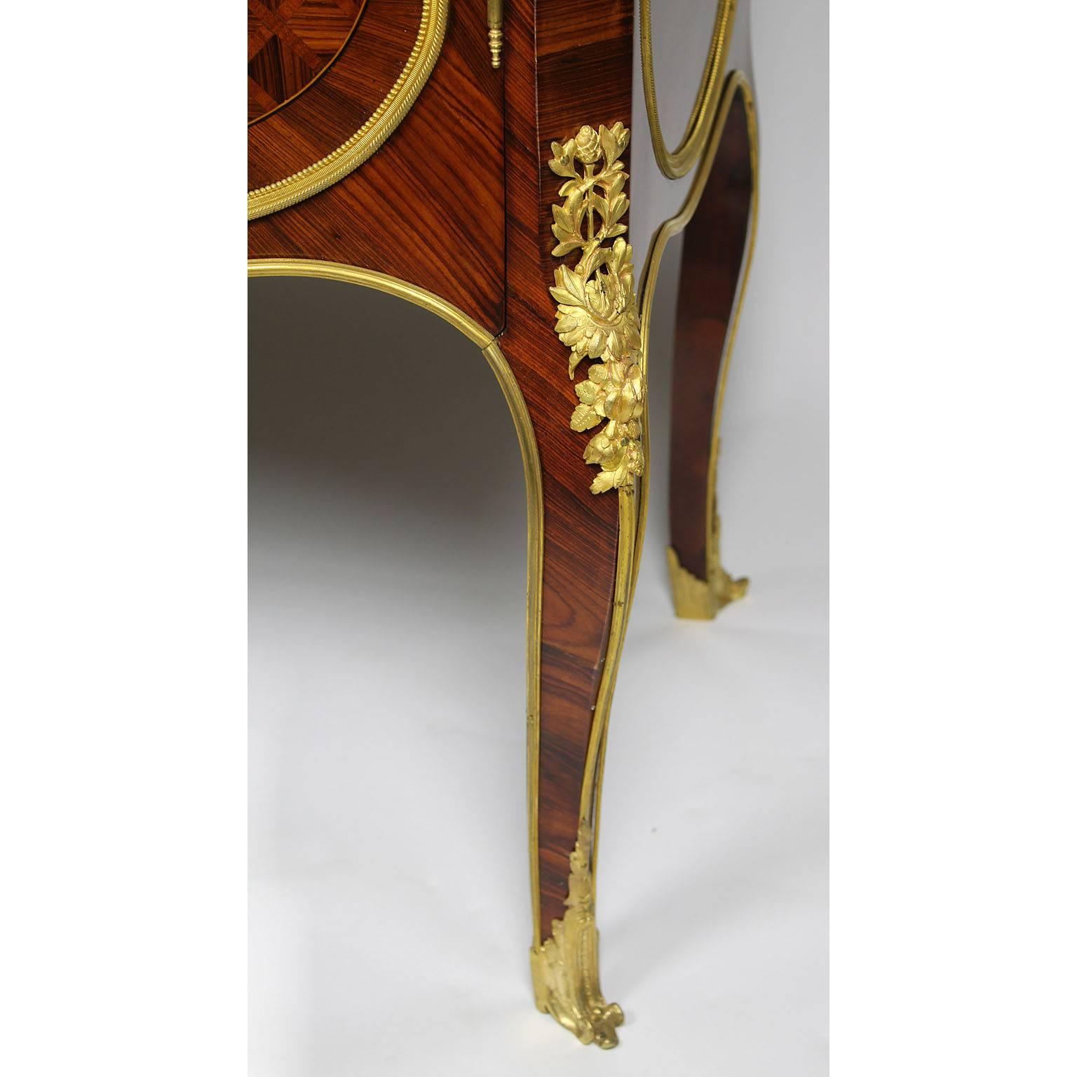 Début du 20ème siècle Vitrine de style Louis XV montée en bronze doré et en jaspe, attribuée à François Linke en vente