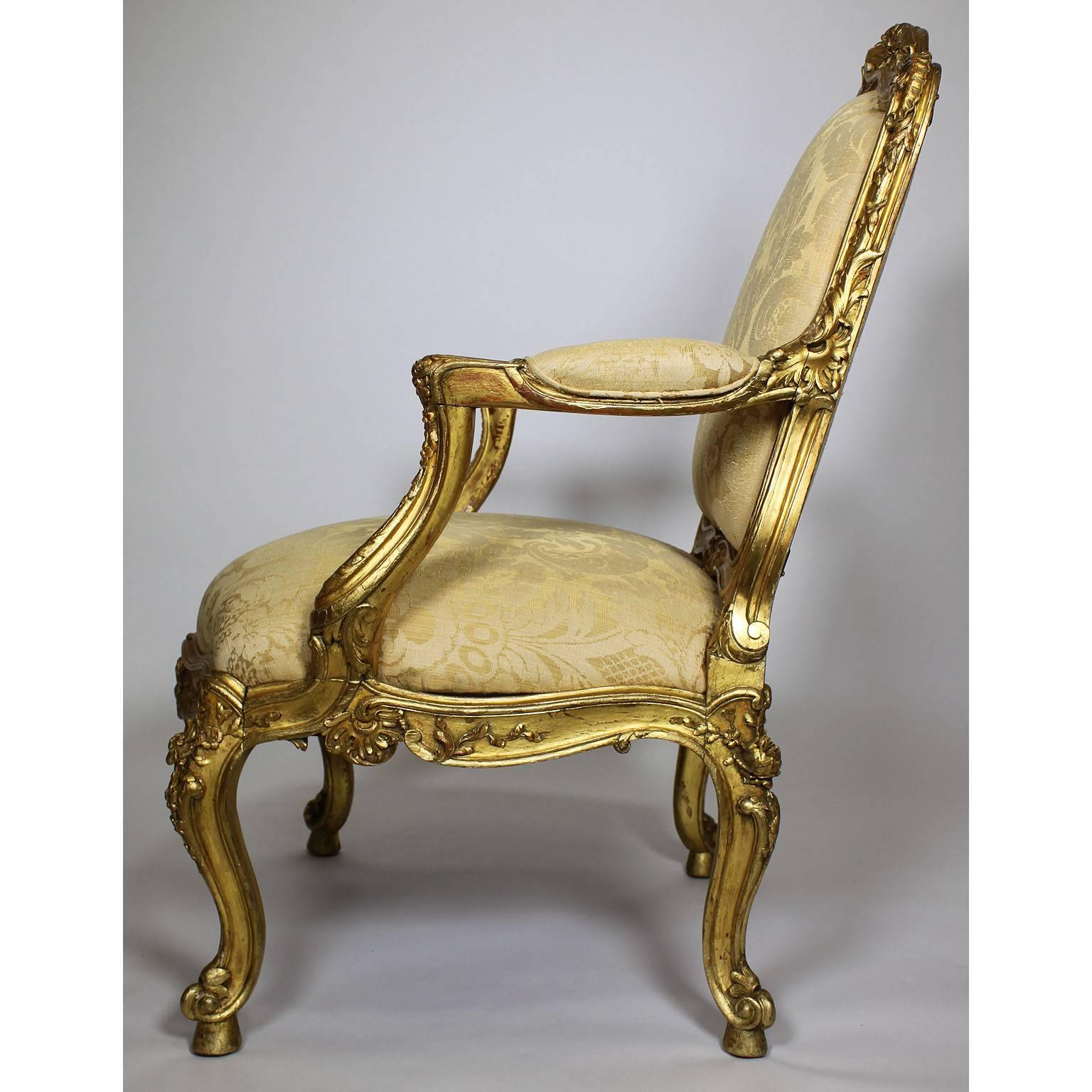 Zwei italienische geschnitzte Sessel im Rokoko-Stil des 19. Jahrhunderts aus vergoldetem Holz, um 1860 im Zustand „Gut“ im Angebot in Los Angeles, CA