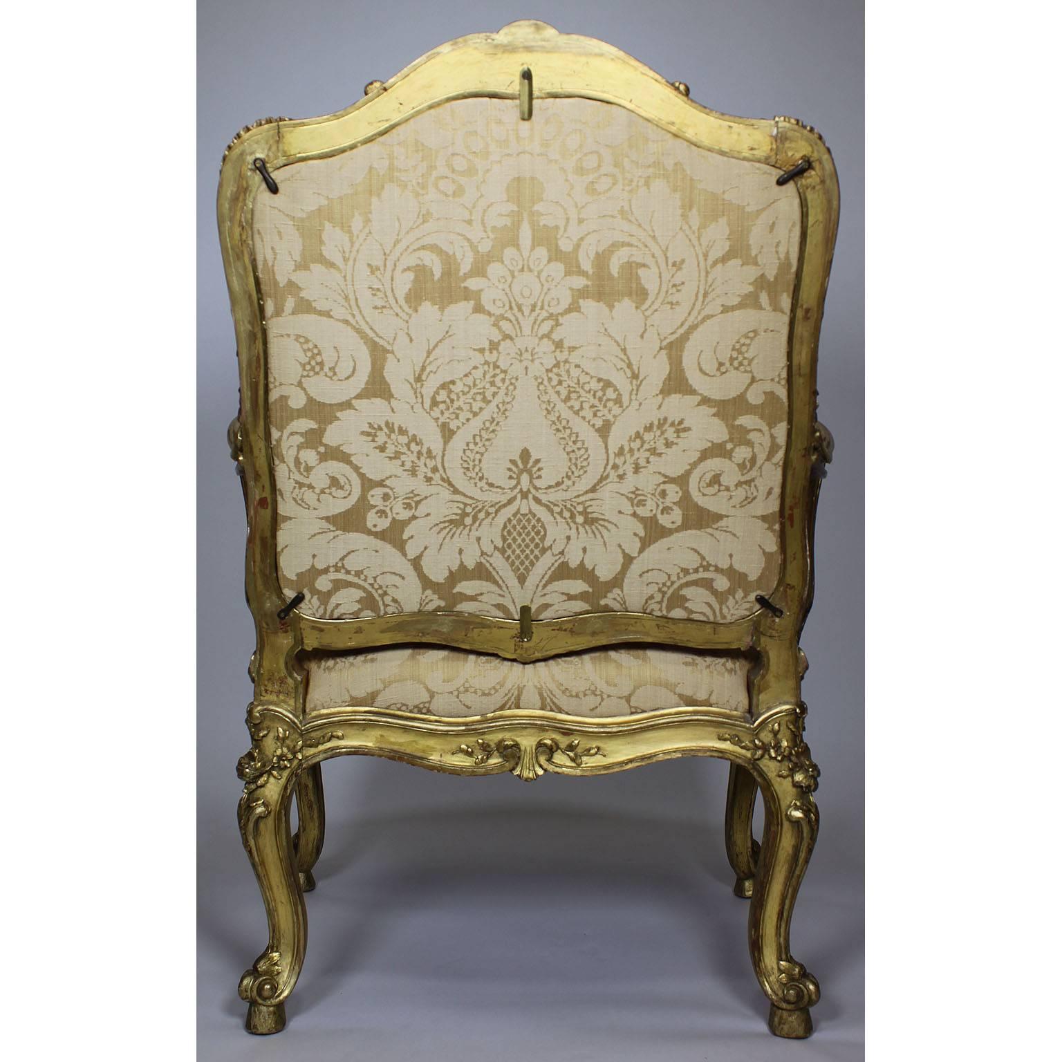 XIXe siècle Paire de fauteuils italiens de style rococo du 19ème siècle en bois doré sculpté, vers 1860 en vente