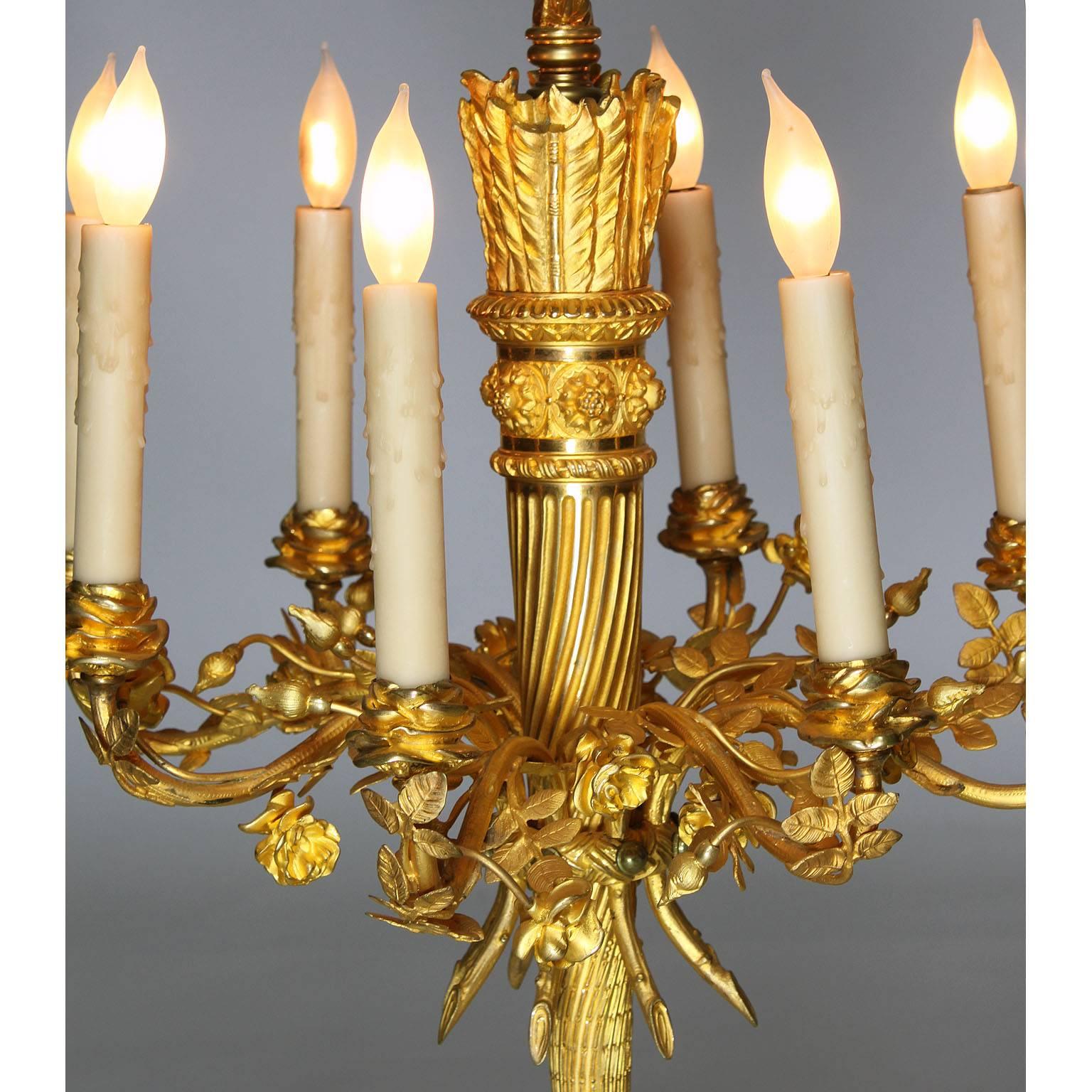 Français Lustre à huit lumières en bronze doré de style Louis XVI du XIXe siècle français en vente