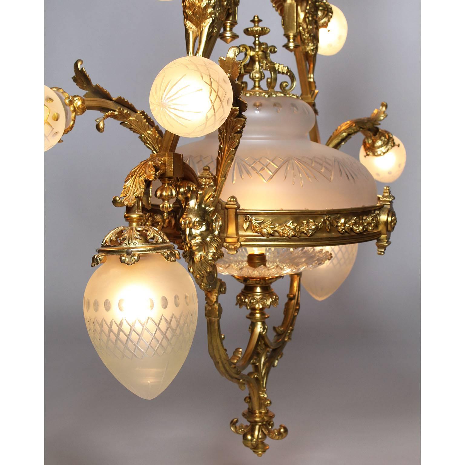 Kronleuchter aus vergoldeter Bronze im neoklassizistischen Stil der französischen Belle Epoque des 19. und 20. Jahrhunderts im Zustand „Gut“ im Angebot in Los Angeles, CA