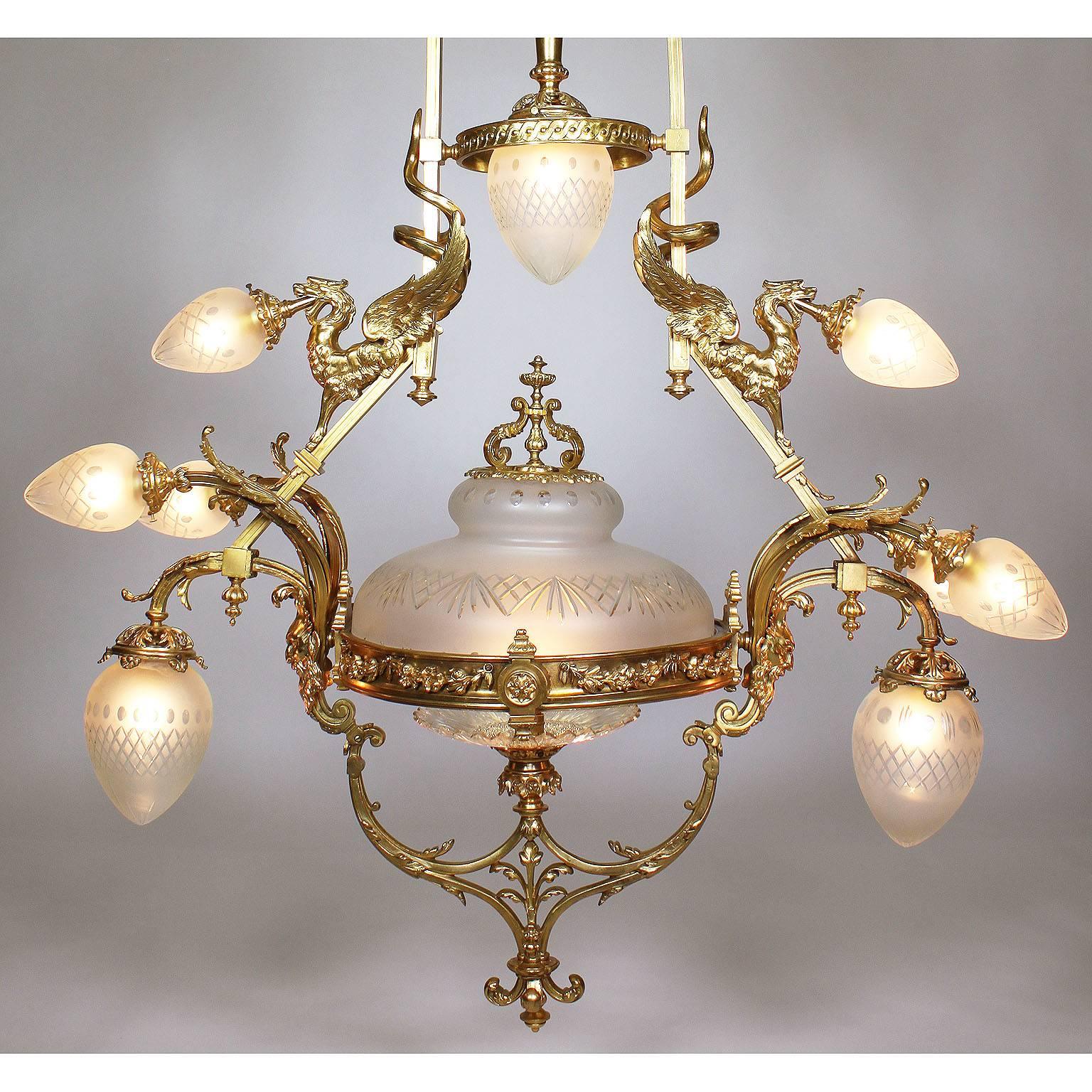 Très beau et rare lustre de style néoclassique français Belle Époque, 19e-20e siècle, en bronze doré et verre dépoli et taillé, de style 