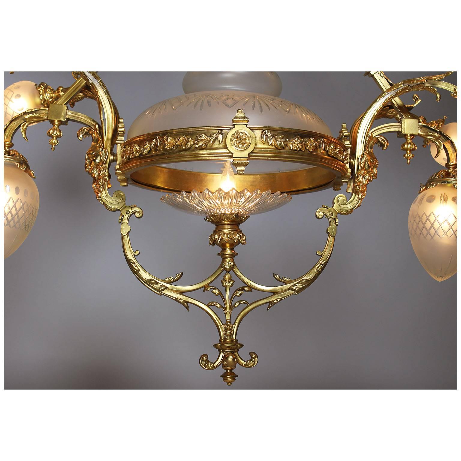 Kronleuchter aus vergoldeter Bronze im neoklassizistischen Stil der französischen Belle Epoque des 19. und 20. Jahrhunderts (Vergoldet) im Angebot