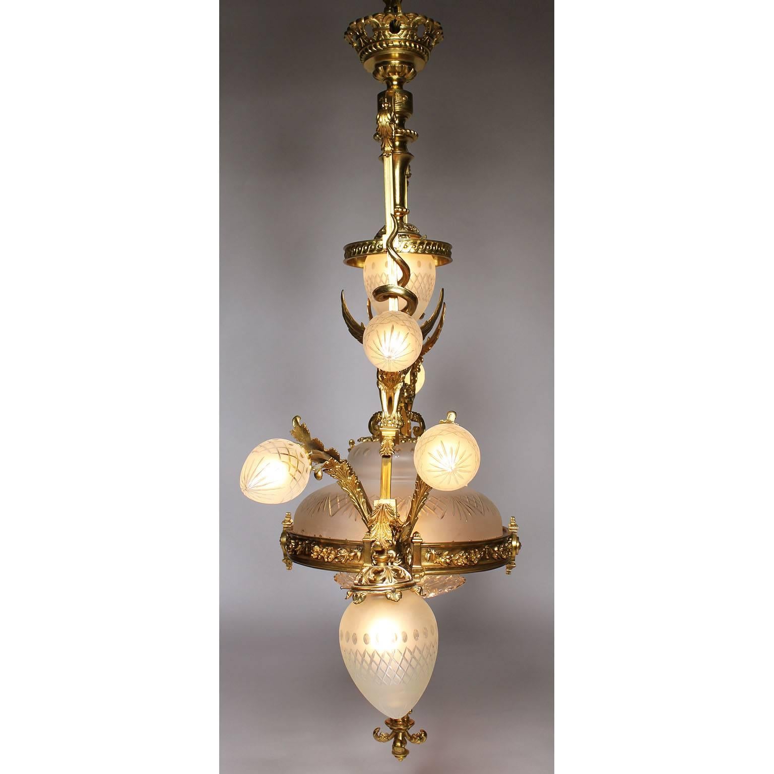 French Belle Epoque 19th-20th Century Neoclassical Style Gilt-Bronze Chandelier For Sale 4
