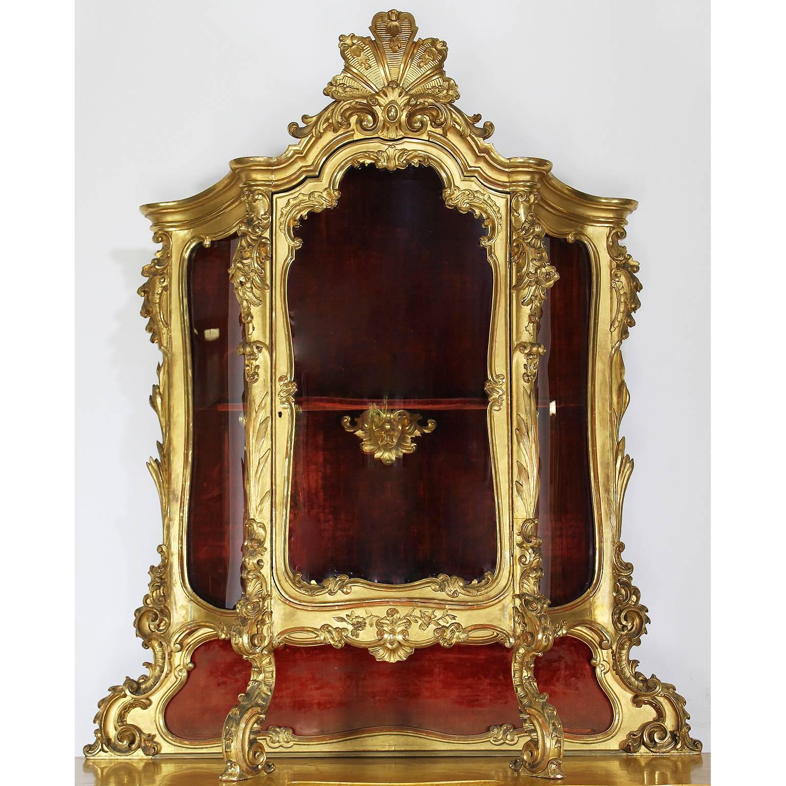 Une fine et rare crédence vitrine italienne vénitienne du 19ème siècle en bois doré sculpté de style Rococo 