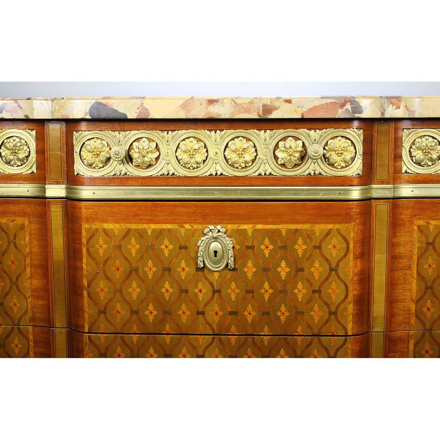 Französische Kommode aus dem 19. Jahrhundert mit fein ziselierter Goldbronze und Intarsien im Regence-Stil (Vergoldet) im Angebot