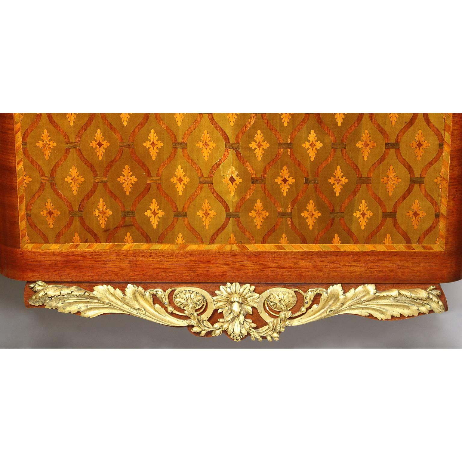 Französische Kommode aus dem 19. Jahrhundert mit fein ziselierter Goldbronze und Intarsien im Regence-Stil (Marmor) im Angebot