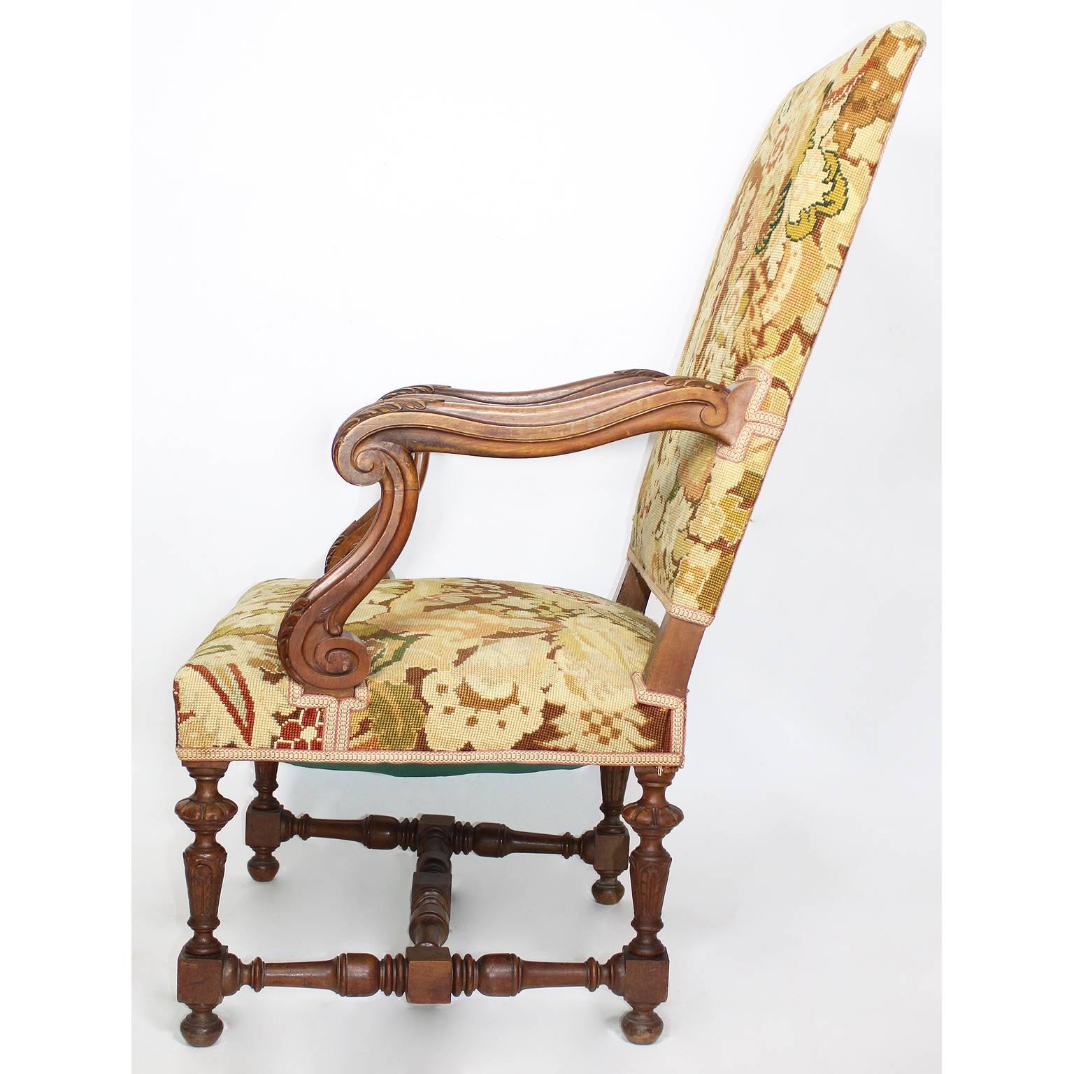 Paire de fauteuils trônes sculptés de style baroque français du 19e-20e siècle en vente 1