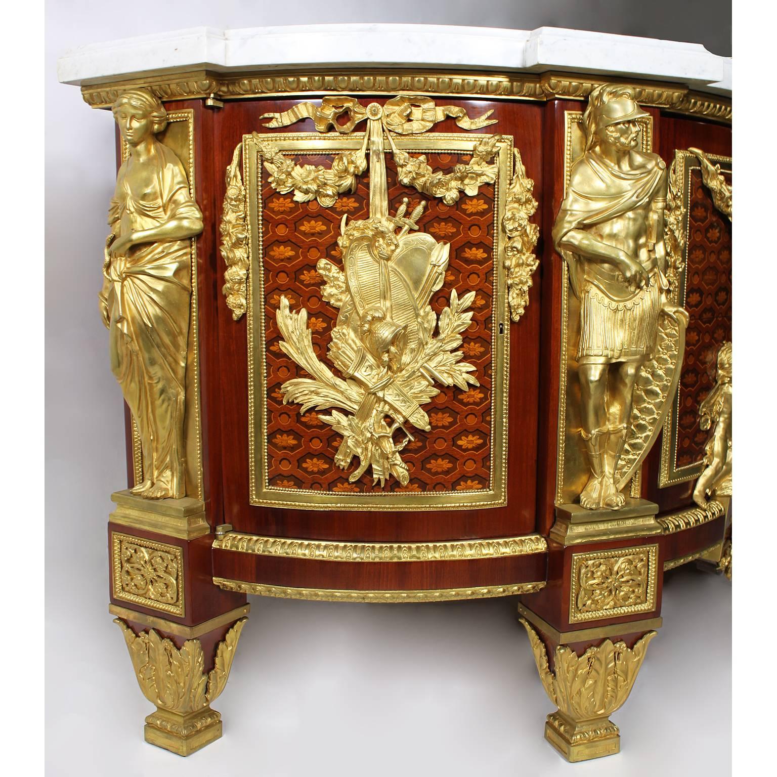 Belle et grande commode française de la fin du XIXe siècle de style Louis XVI en acajou, bandeaux de bois de roi et marqueterie de bois fruitier, avec marqueterie de sycomore et montures en bronze doré, d'après un modèle de la Commode Commandée Pour