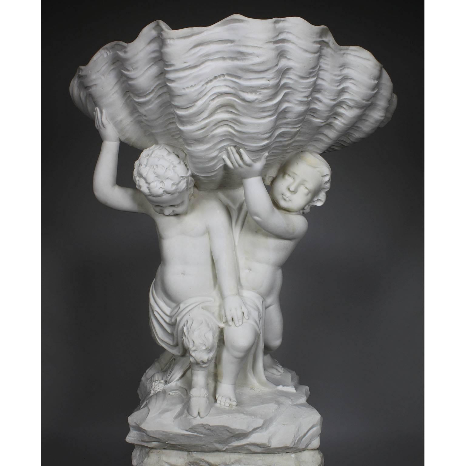 Très belle fontaine italienne du XIXe siècle en marbre de Carrare sculpté, représentant un Putto debout et un Satyre soutenant un coquillage, sur une base en rocaille (percée pour l'eau). Attribué à Giovanni Battista Lombardi (italien, 1823-1880).