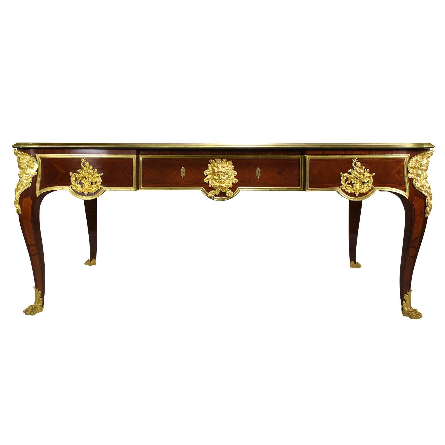 Un raffinato e grande scrittoio a tre cassetti in mogano e legno di re attribuito a Paul Sormani (franco-italiano 1817-1877) del XIX secolo in stile Louis XV. Il piano rettangolare sagomato racchiude una superficie di scrittura in pelle marrone