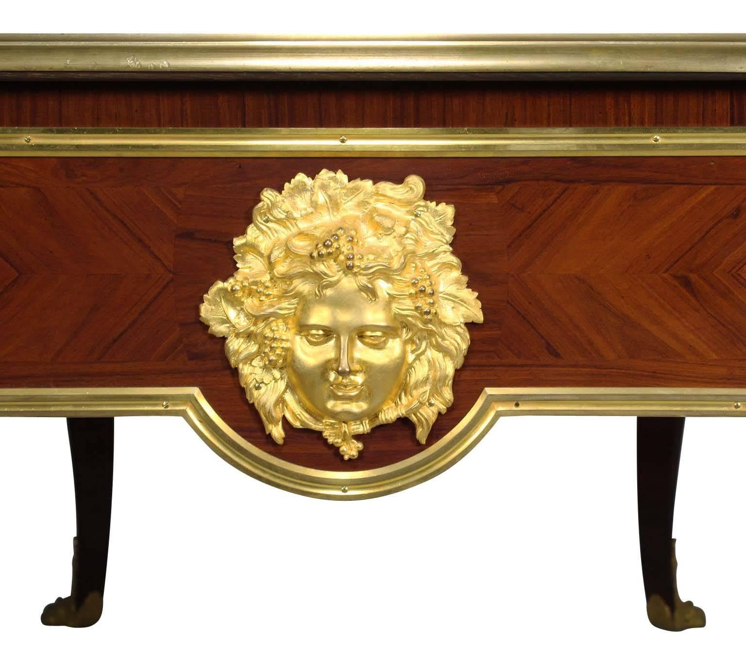 Bureau plat de style Louis XV du 19ème siècle, monté en bronze doré en vente 2