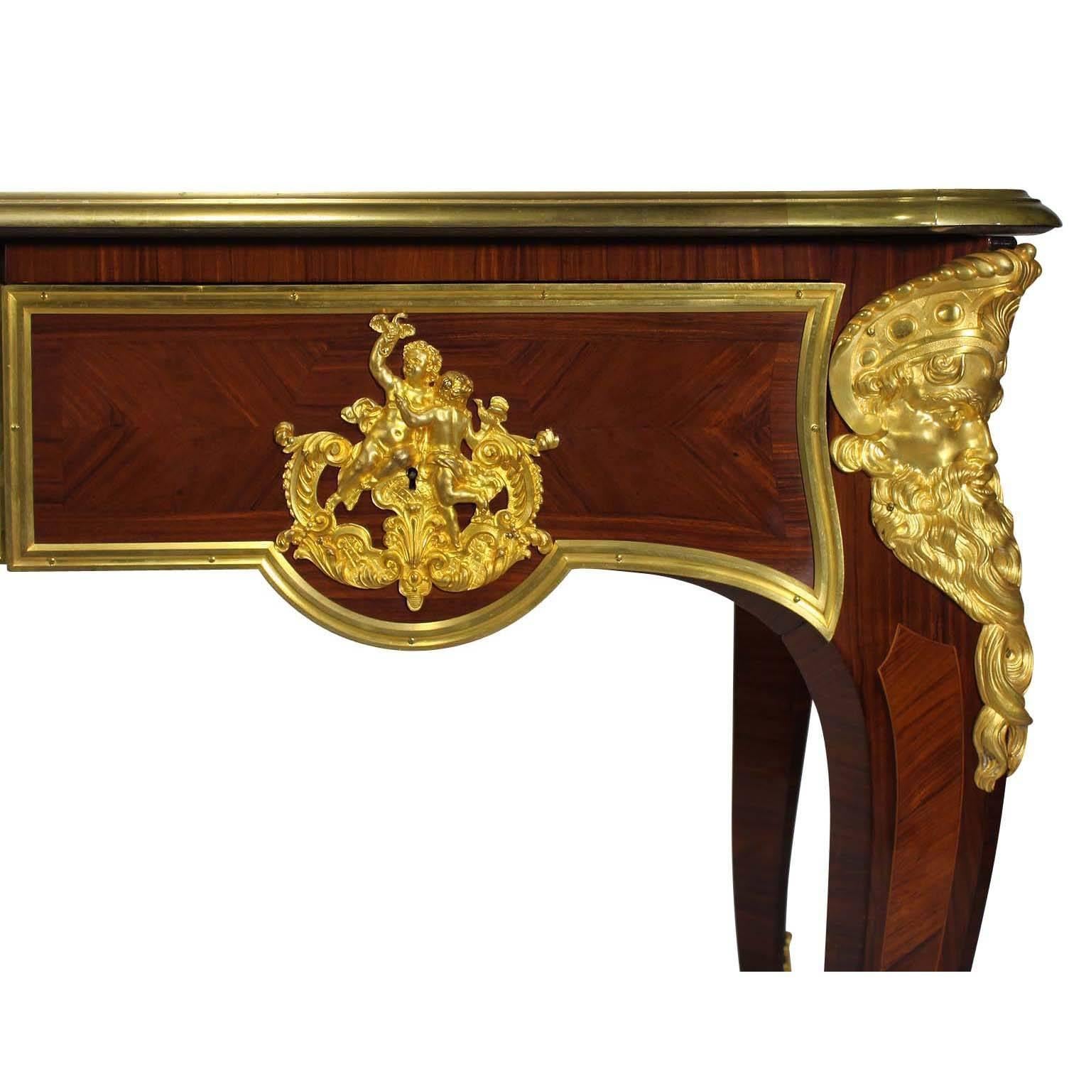 Französischer Schreibtisch im Louis-XV-Stil des 19. Jahrhunderts mit Goldbronze-Montierung (Geschnitzt) im Angebot