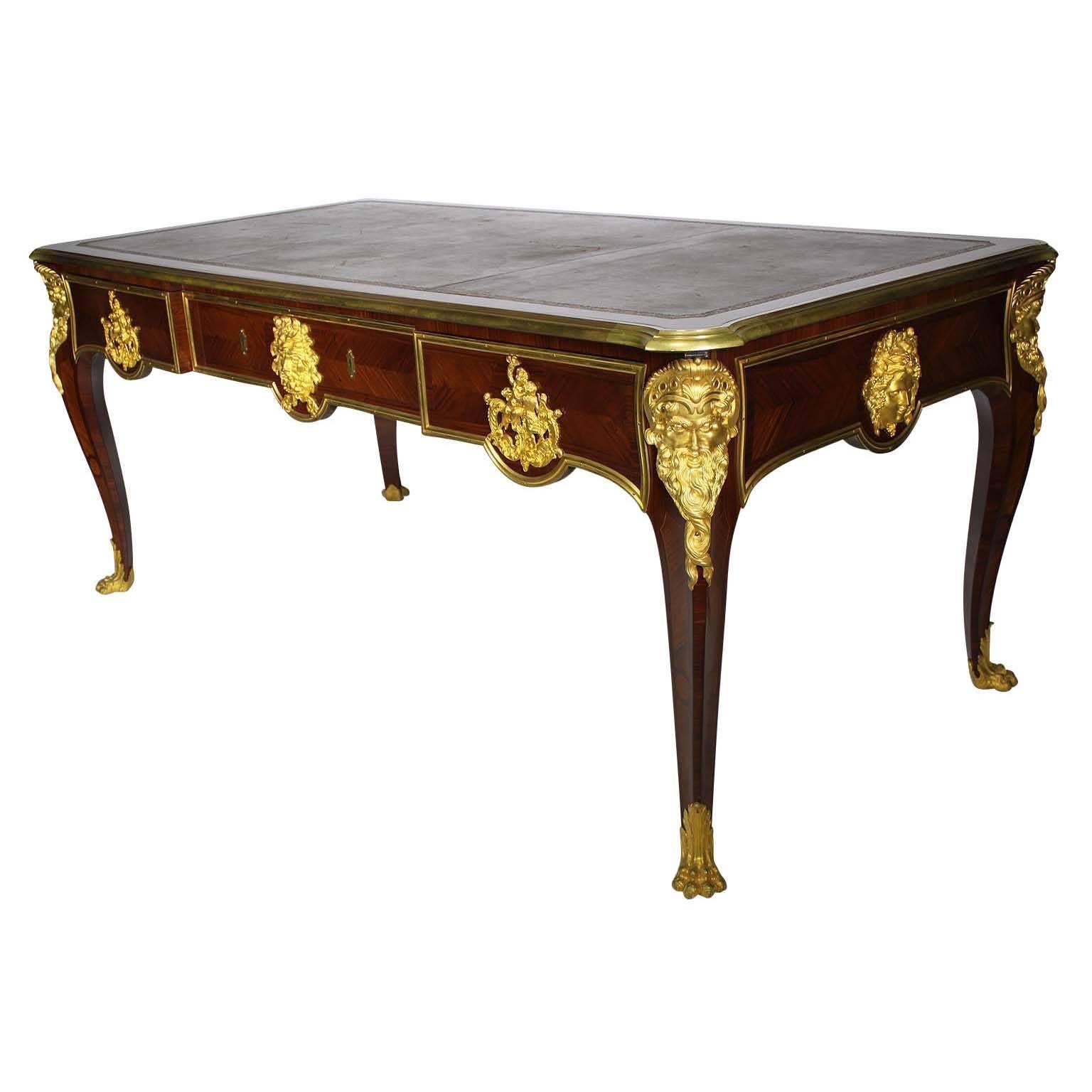 Français Bureau plat de style Louis XV du 19ème siècle, monté en bronze doré en vente