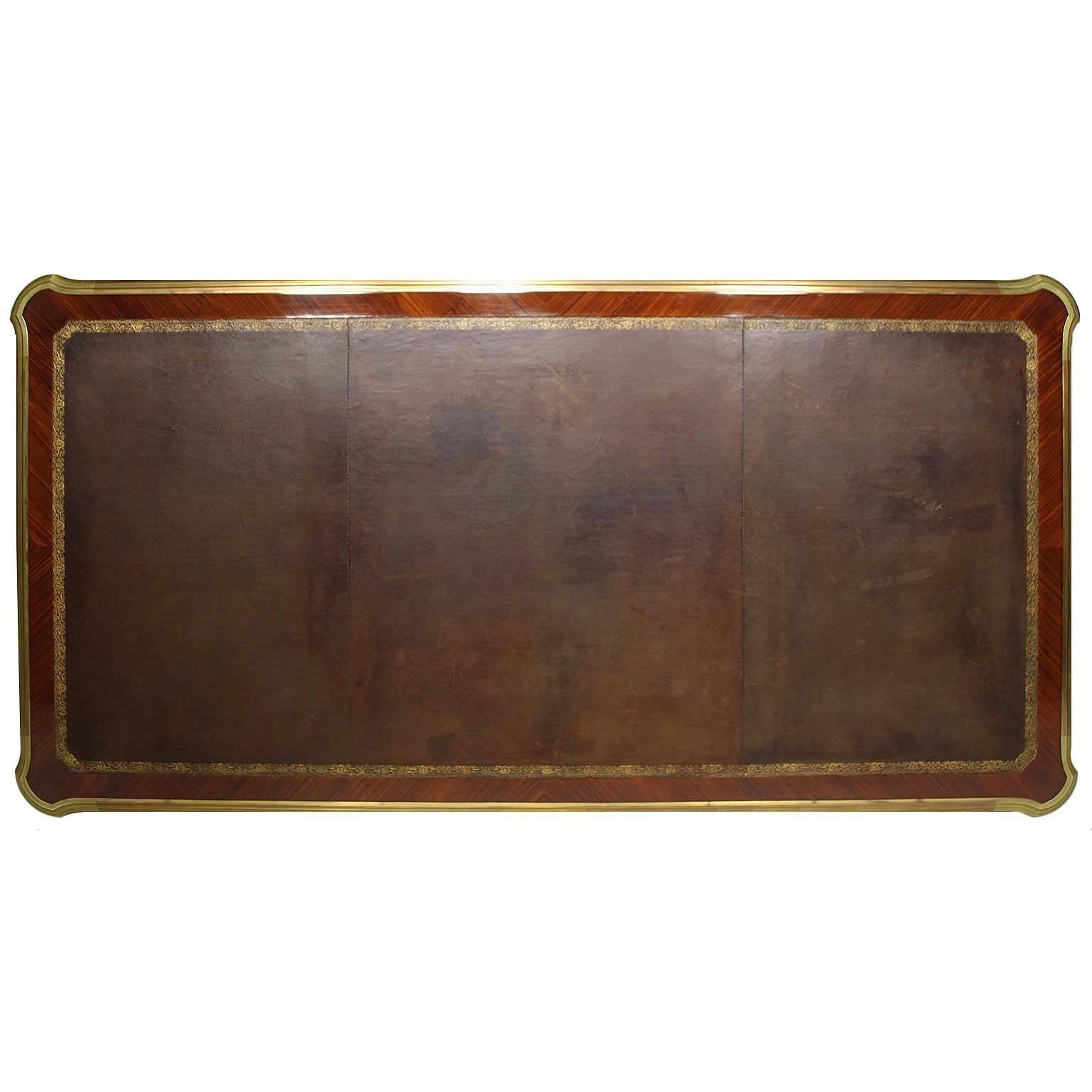 Bureau plat de style Louis XV du 19ème siècle, monté en bronze doré en vente 3