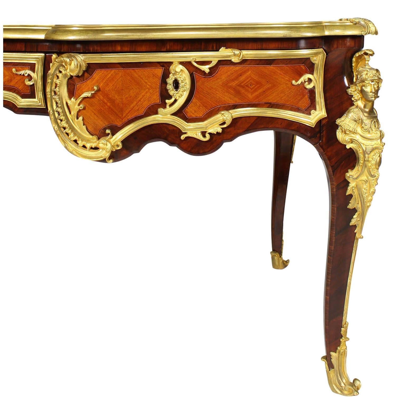 Französisch 19. Jahrhundert Louis XV Stil vergoldet Bronze montiert Kingwood Bureau Plat Schreibtisch (Geschnitzt) im Angebot