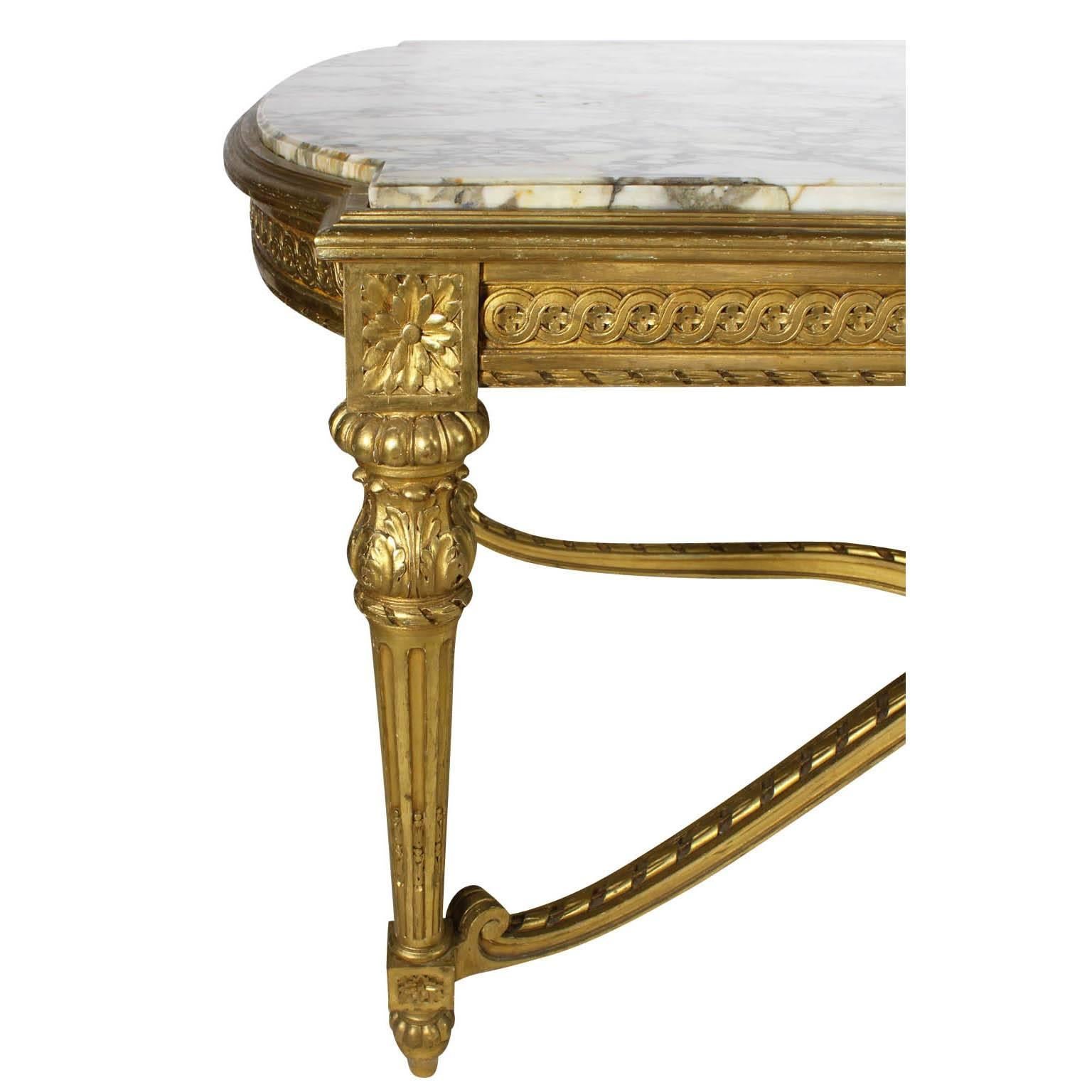 Français Grande table d'entrée française du 19ème siècle de style Louis XVI en bois doré sculpté en vente
