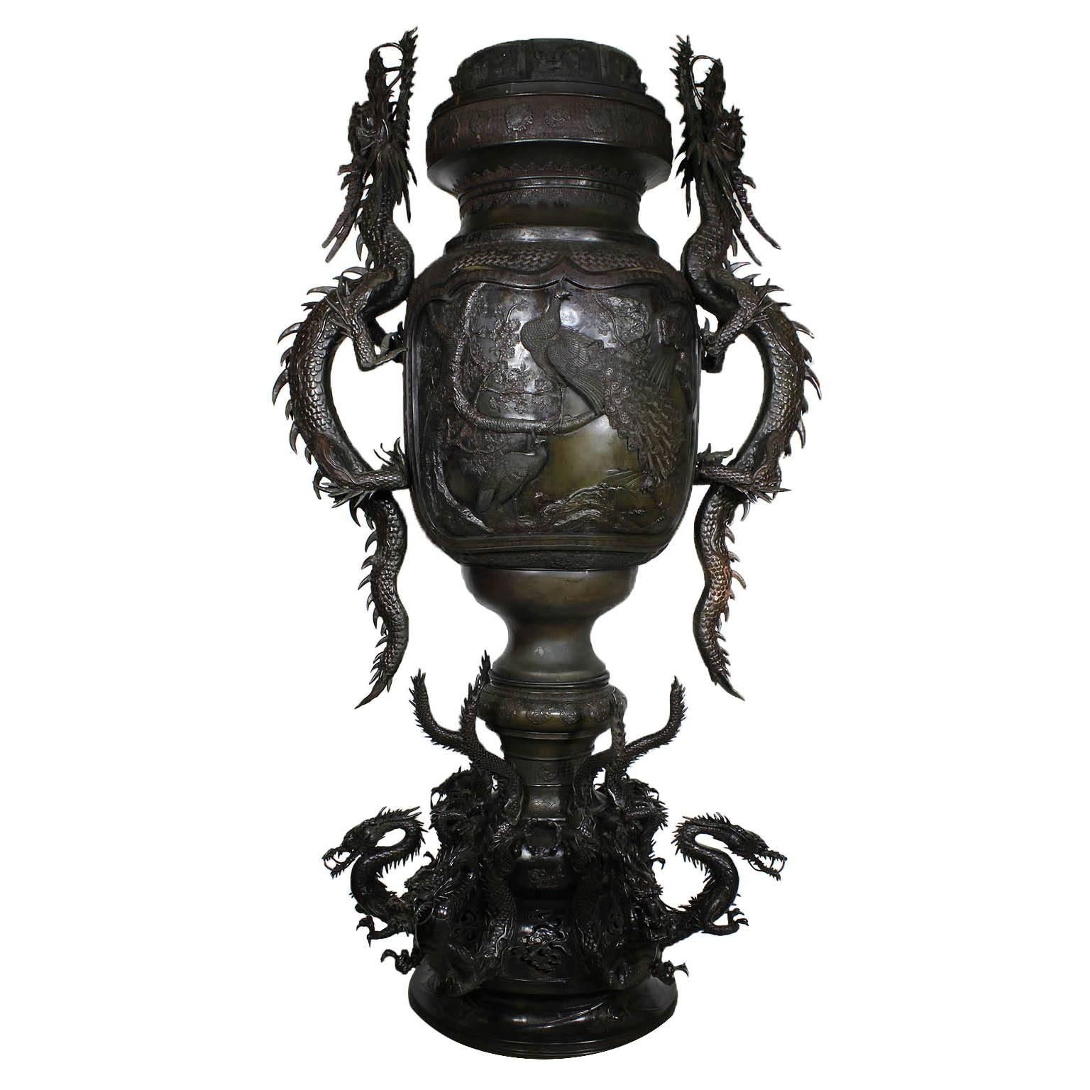 Monumentale japanische Censer-Urne aus Bronze aus der Meiji-Periode mit Drachen (Japanisch) im Angebot