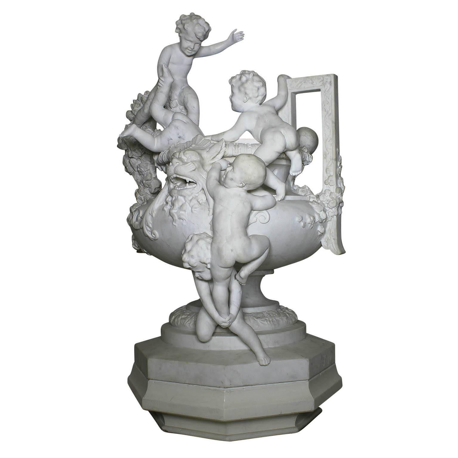 Eine sehr schöne große, seltene und charmante, Französisch, 19. Jahrhundert. Belle Époque, geschnitzter weißer Marmor, skurriler Urnenbrunnen mit Kindern, die auf einer Urne mit Blumen und Girlanden klettern, im Stil von Louis XV, von Joseph Reynés